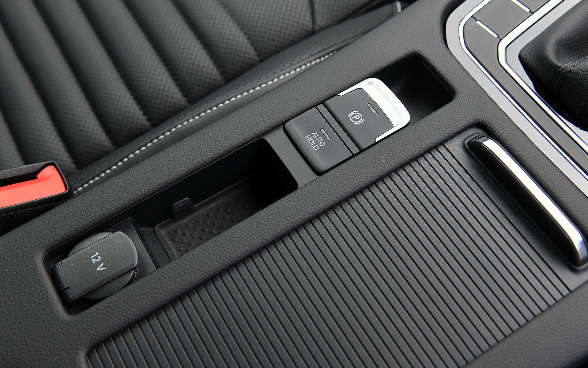 パサートは全車でeSIM内蔵の通信モジュールを搭載した新世代インフォテイメントシステムを搭載。エレガンス アドバンスでは9.2インチの大画面モニターの純正インフォテイメントシステム“Discover Pro”に加え、デジタルメータークラスター“Digital Cockpit Pro”を標準装備する先進的なコクピットまわりとなる