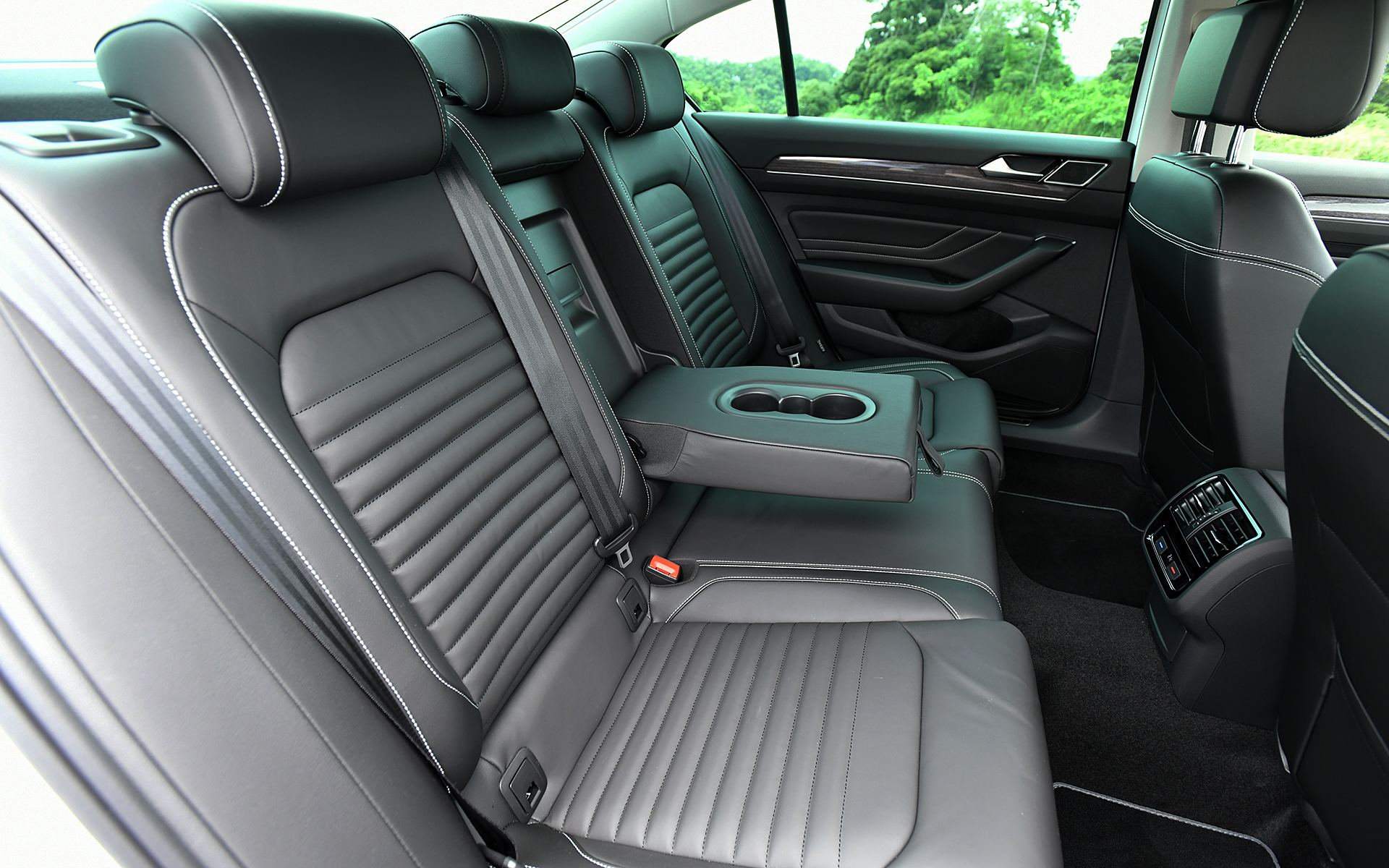 シートはチタンブラック/ナパレザー