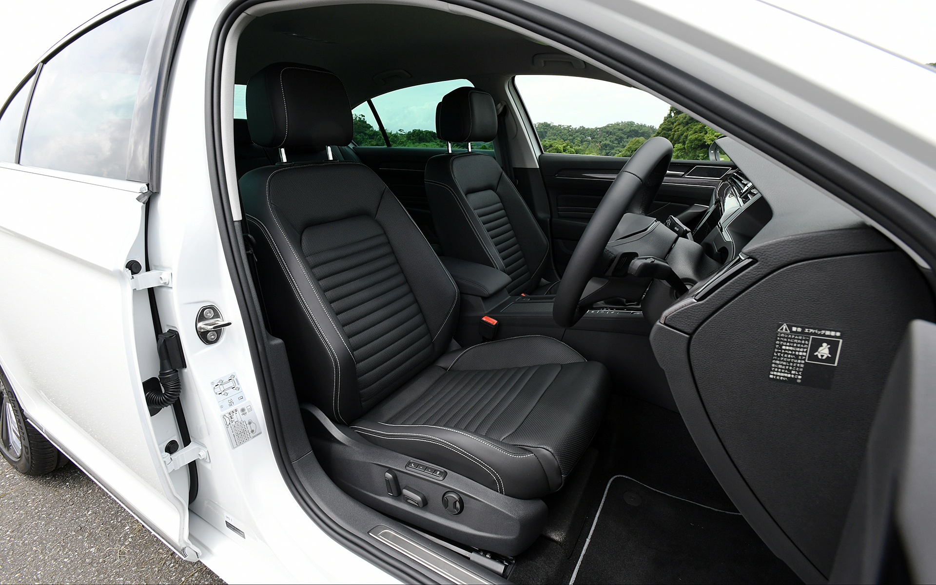 シートはチタンブラック/ナパレザー