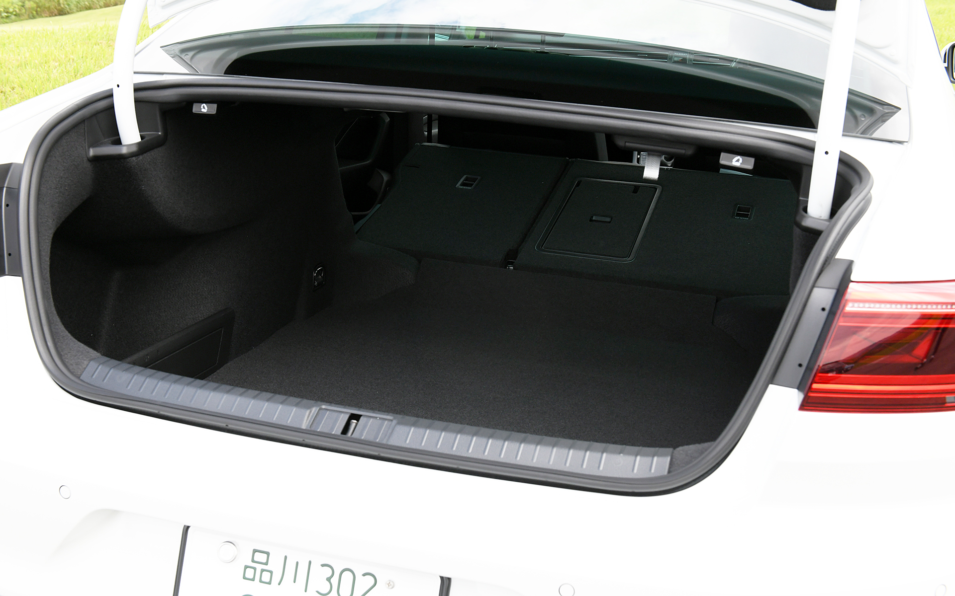 ラゲッジスペースは5人乗車時で586Lを確保。後席をすべて倒すと1152Lまで拡大できる