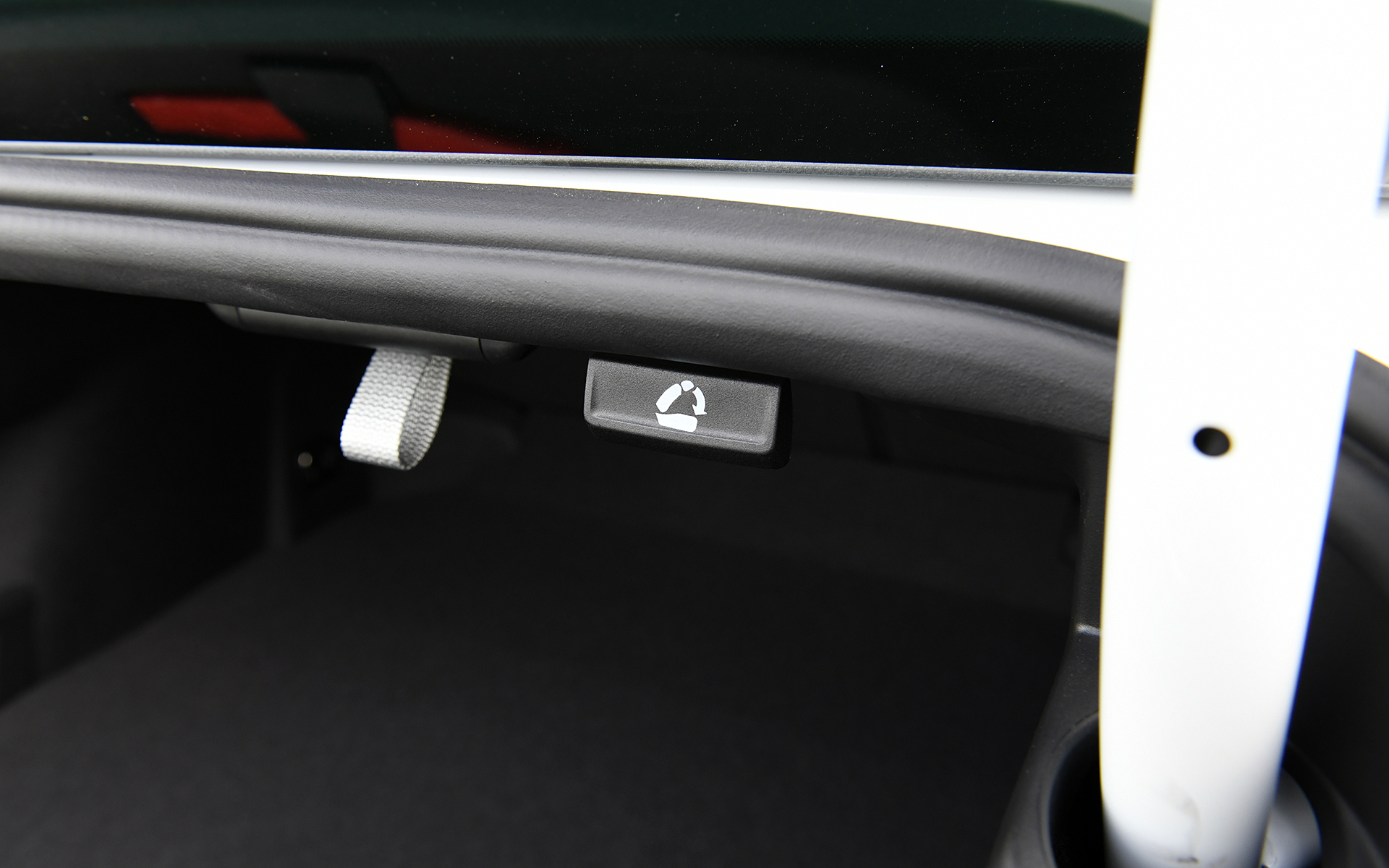 ラゲッジスペースは5人乗車時で586Lを確保。後席をすべて倒すと1152Lまで拡大できる