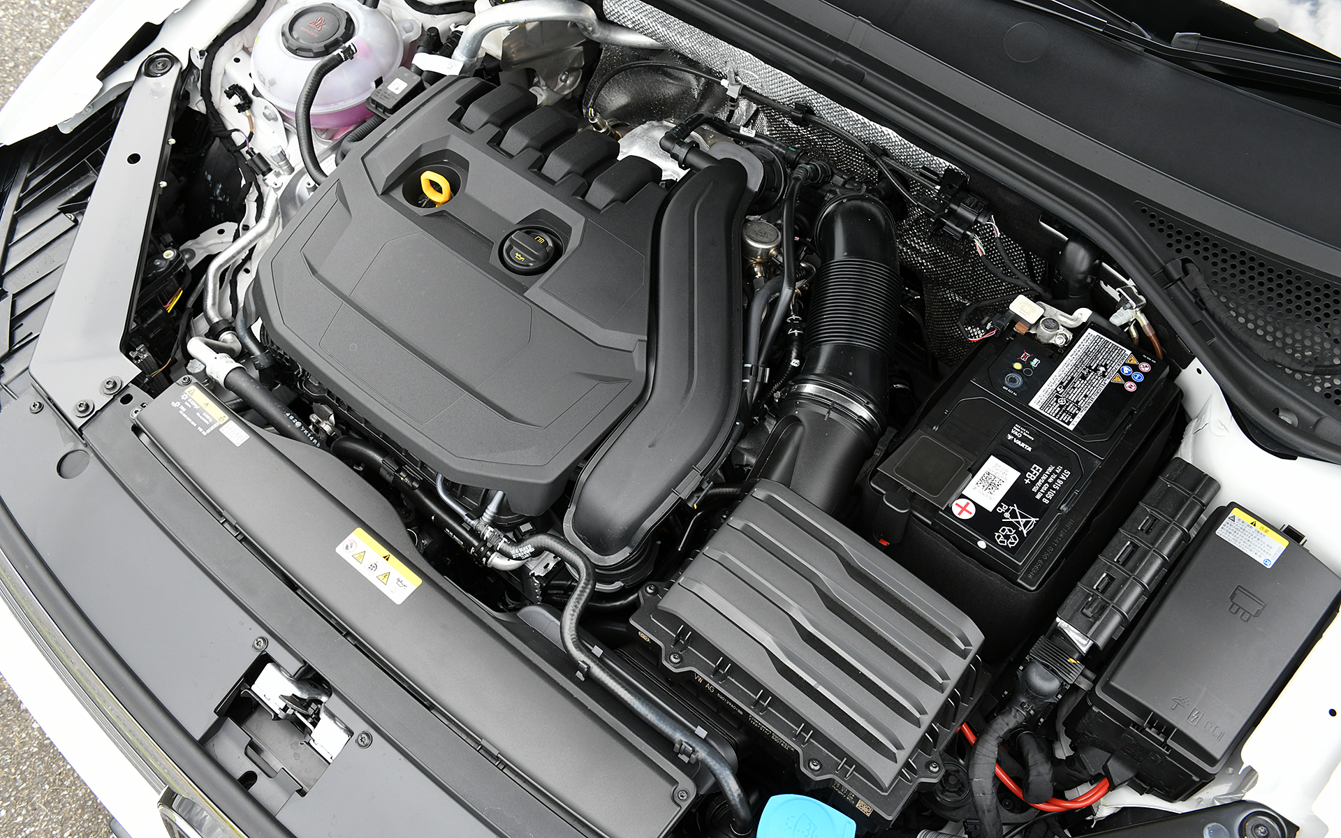 最高出力110kW（150PS）/5000-6000rpm、最大トルク250Nm（25.5kgfm）/1500-3500rpmを発生する直列4気筒DOHC 1.5リッターターボエンジンを搭載。トランスミッションにはDCTの7速DSGを組み合わせる。WLTCモード燃費は15.1km/L