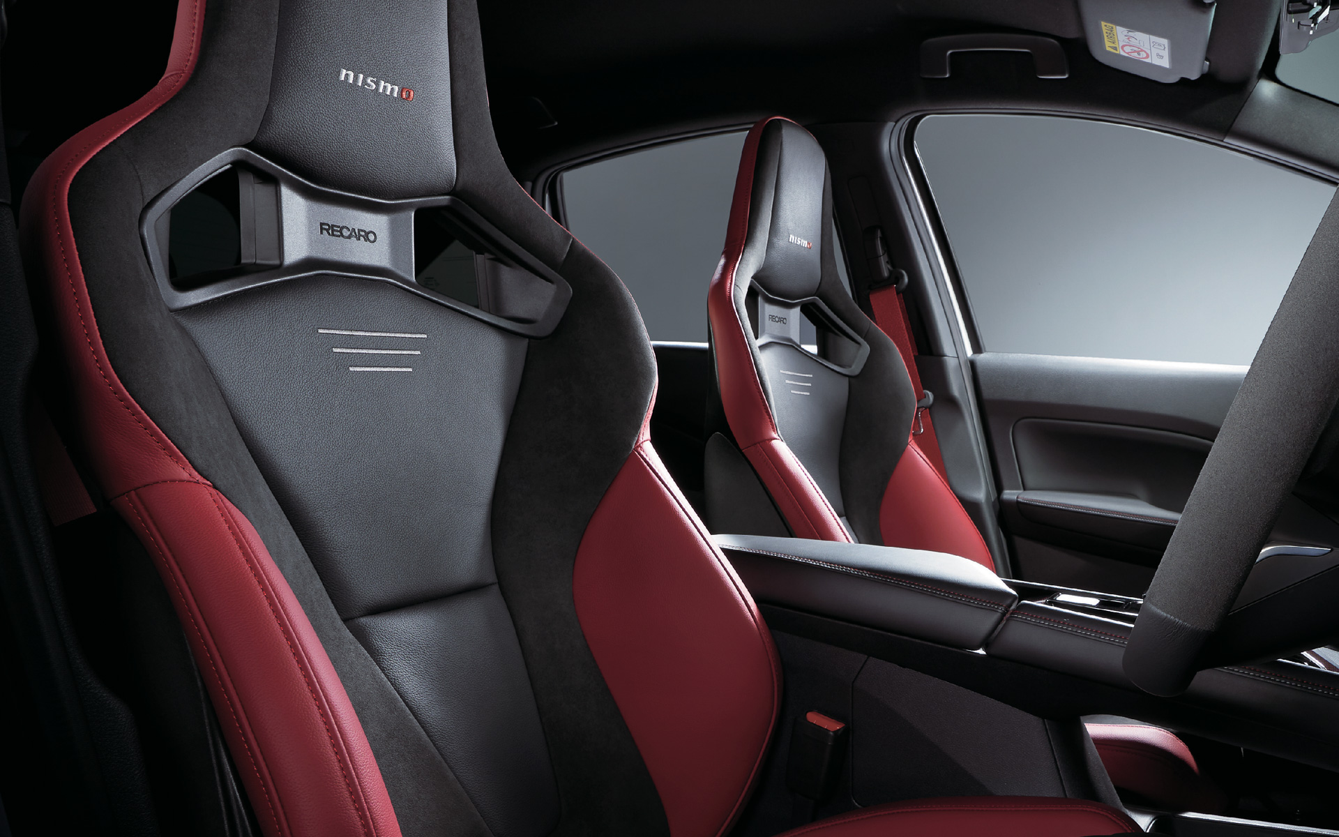 オプション設定のレカロ製スポーツシートは39万6000円