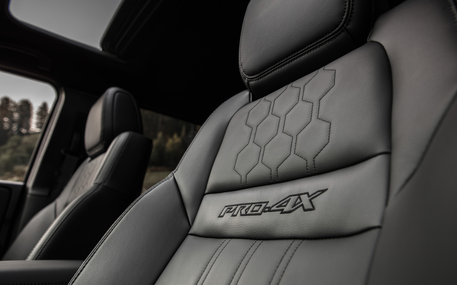 内装はブラックと一部にオレンジをあしらったタイプも設定される