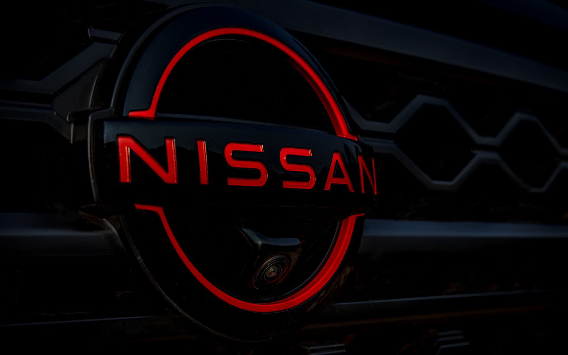 フロントエンブレム下にカメラを装備