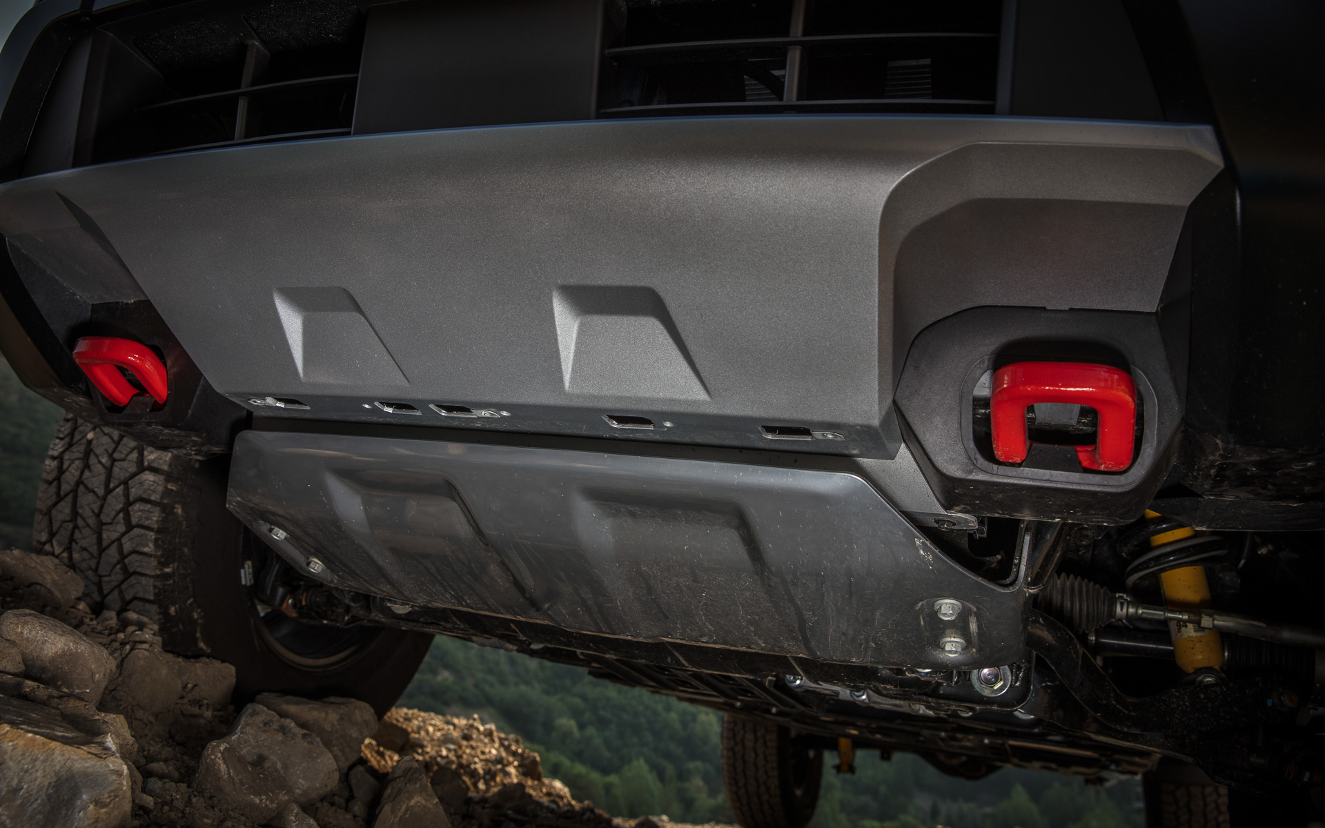 ボディ下に牽引フックを備える