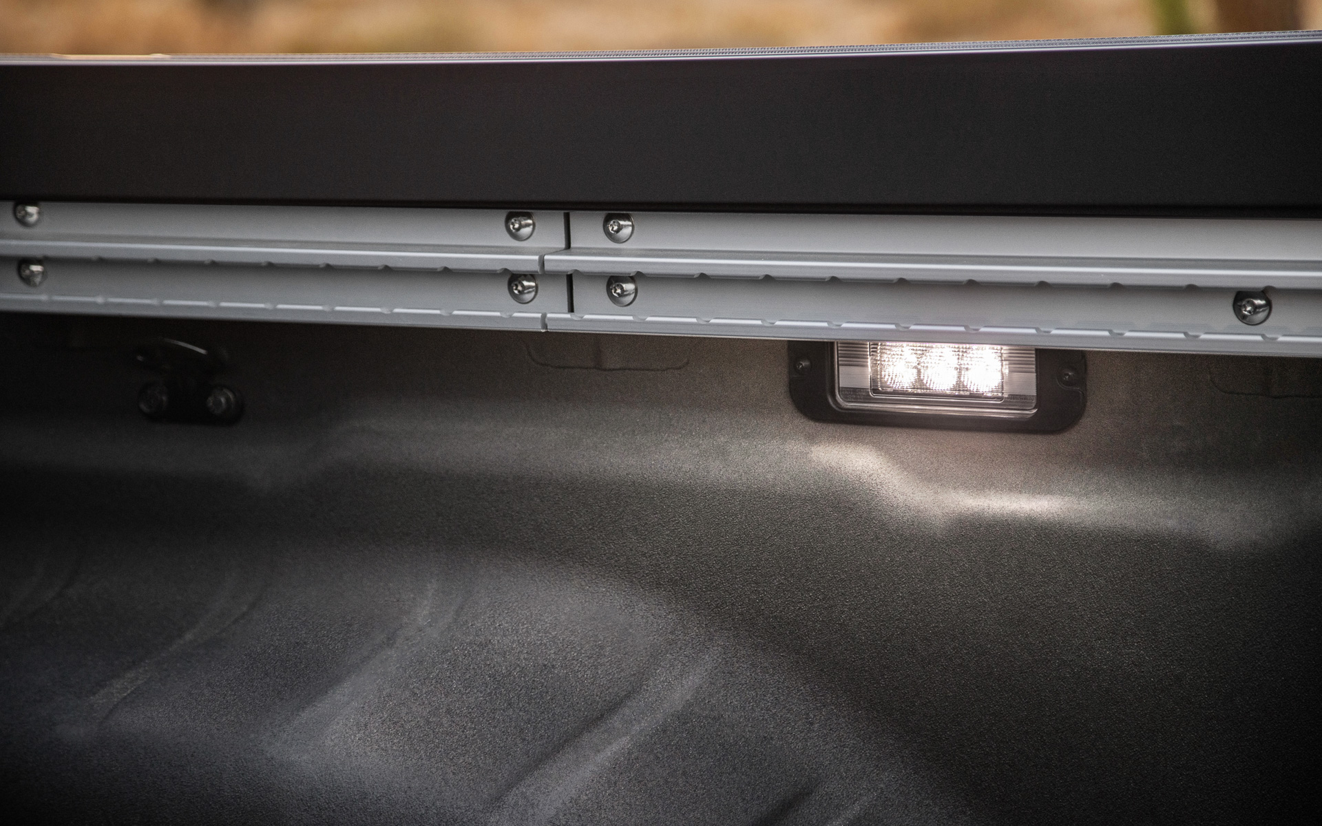 荷台には照明を配備される