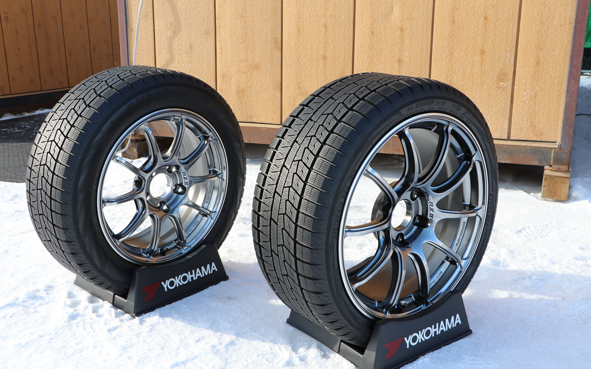 手前が235以上のサイズでセンターリブが追加された「IG70A」、奥が235以下のサイズで「IG70」となる