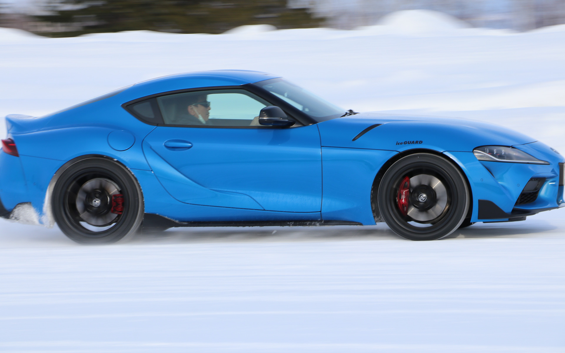 トルクの大きなスープラで試乗。タイヤはしっかりと圧雪路面を捉える