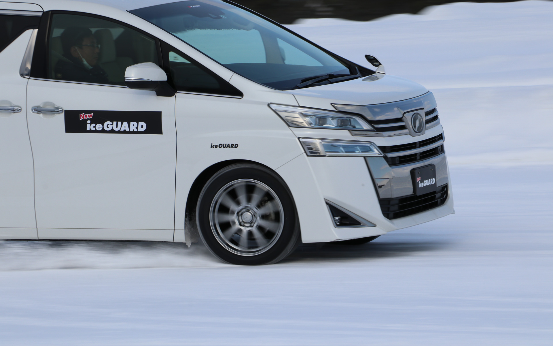 重量のあるミニバンでも試乗。幅広い車種に対応していることを確認できた