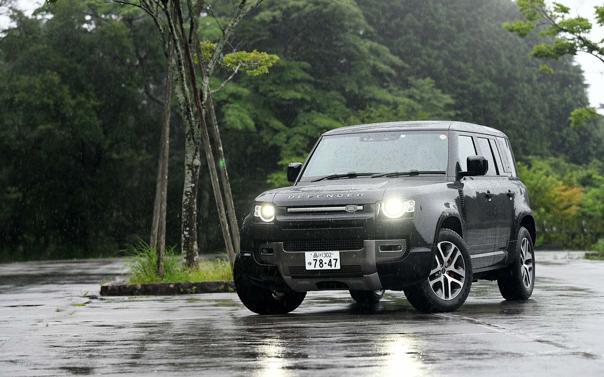 5ドアモデルの「ディフェンダー 110」の中でも最上級グレードとなる「X D300」。価格は1171万円。試乗車のボディカラーは「サントリーニブラック」