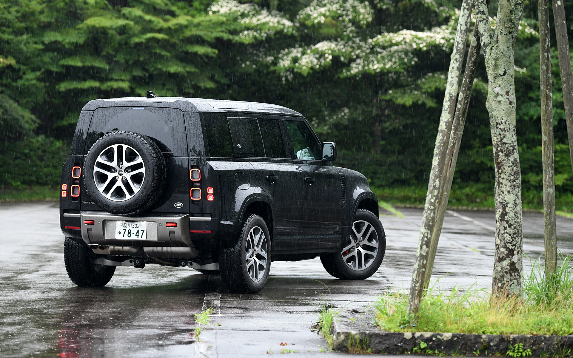 5ドアモデルの「ディフェンダー 110」の中でも最上級グレードとなる「X D300」。価格は1171万円。試乗車のボディカラーは「サントリーニブラック」