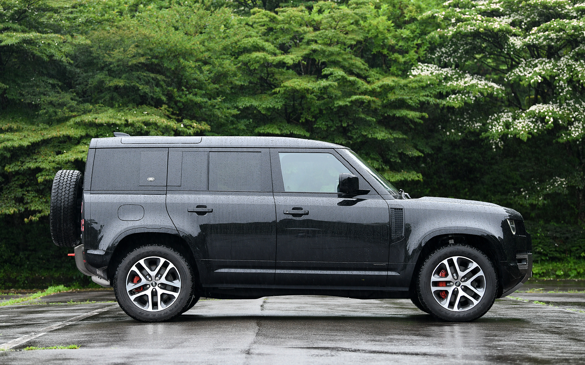 ボディサイズは4945×1995×1970mm（全長×全幅×全高）、ホイールベースは3020mm。車両重量は2420kg。20インチ“スタイル5095”5スプリットスポーク（グロスダークグレイコントラストダイヤモンドターンドフィニッシュ）に装着するのは、255/60R20サイズのグッドイヤー「ラングラー オールテレーン アドベンチャー」