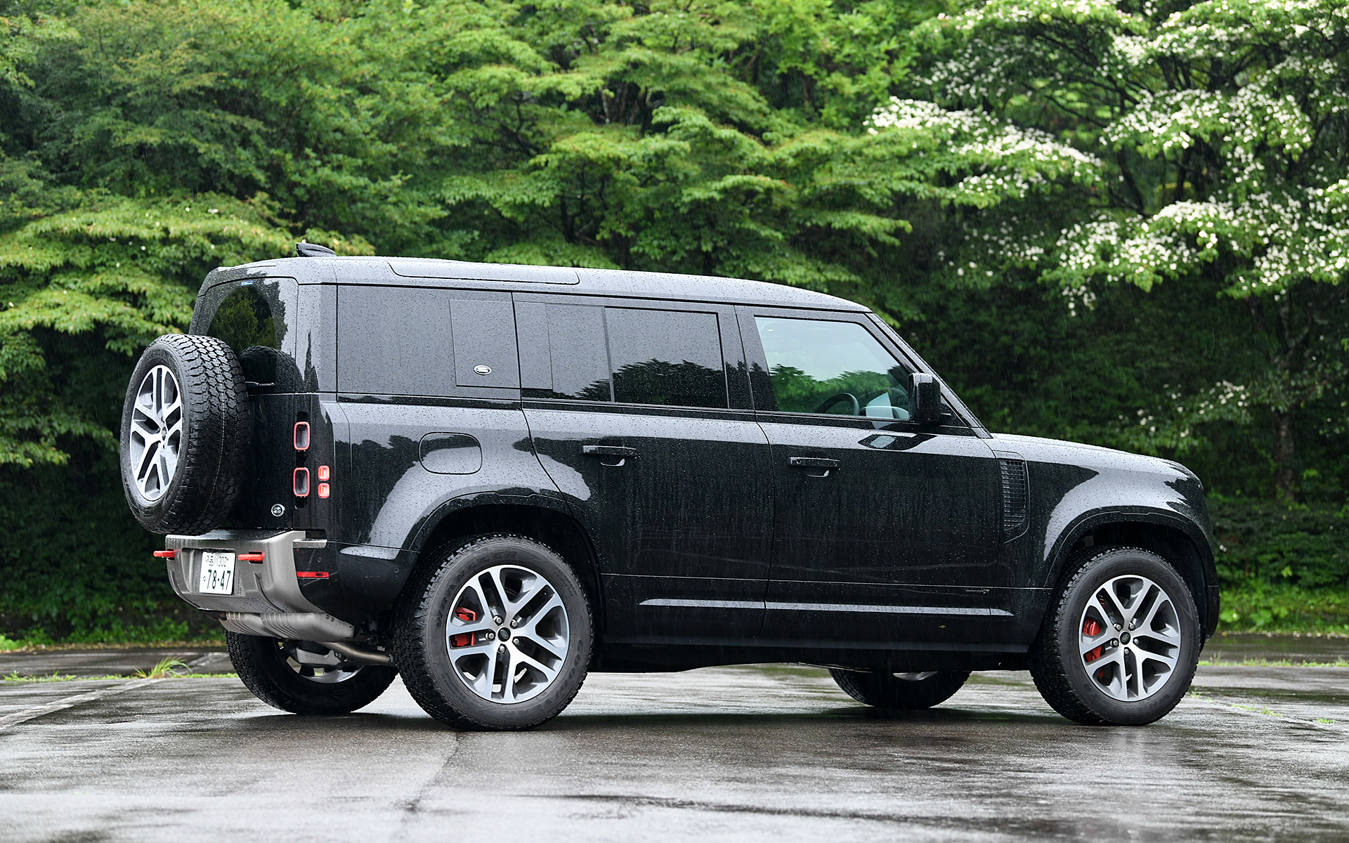 ボディサイズは4945×1995×1970mm（全長×全幅×全高）、ホイールベースは3020mm。車両重量は2420kg。20インチ“スタイル5095”5スプリットスポーク（グロスダークグレイコントラストダイヤモンドターンドフィニッシュ）に装着するのは、255/60R20サイズのグッドイヤー「ラングラー オールテレーン アドベンチャー」