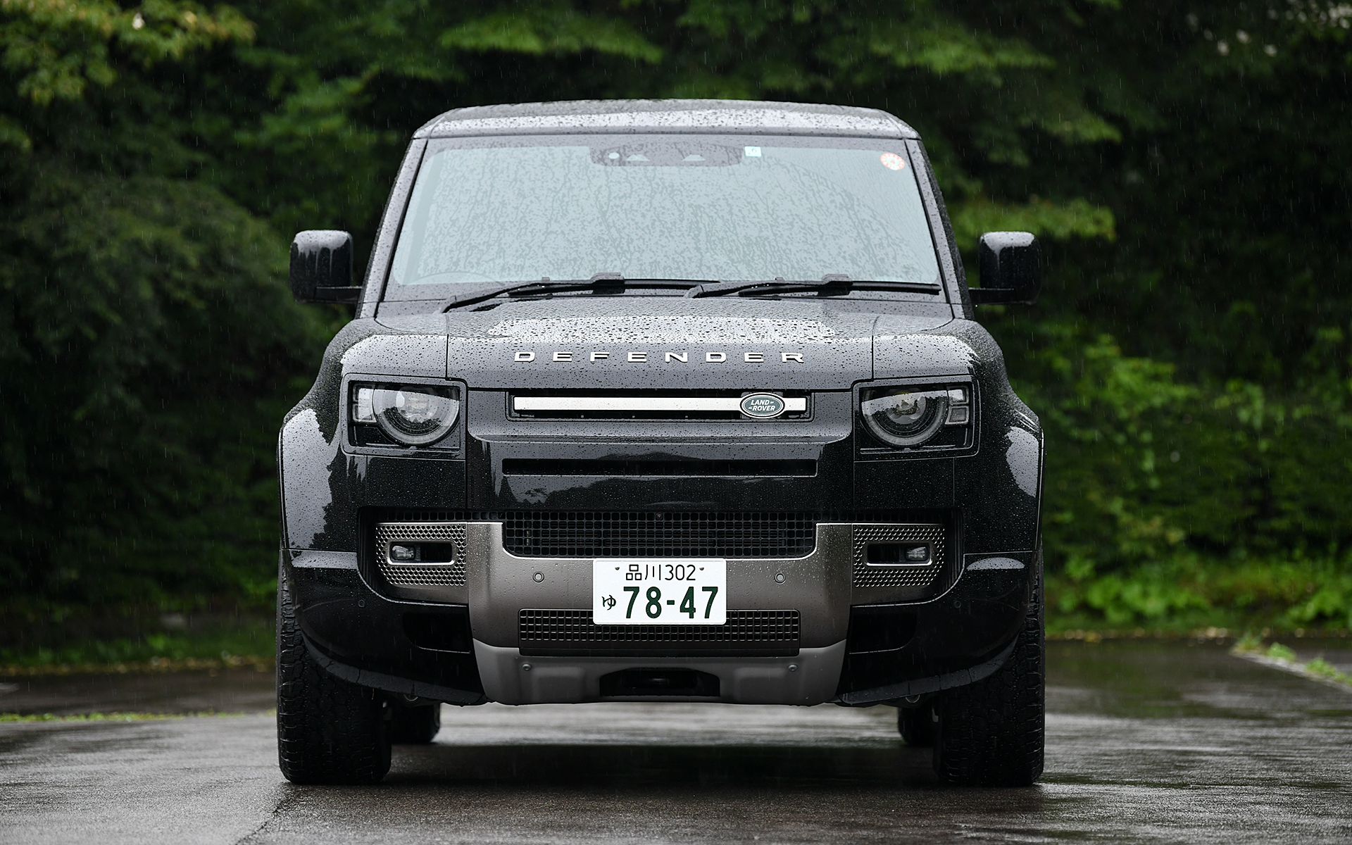 ボディサイズは4945×1995×1970mm（全長×全幅×全高）、ホイールベースは3020mm。車両重量は2420kg。20インチ“スタイル5095”5スプリットスポーク（グロスダークグレイコントラストダイヤモンドターンドフィニッシュ）に装着するのは、255/60R20サイズのグッドイヤー「ラングラー オールテレーン アドベンチャー」