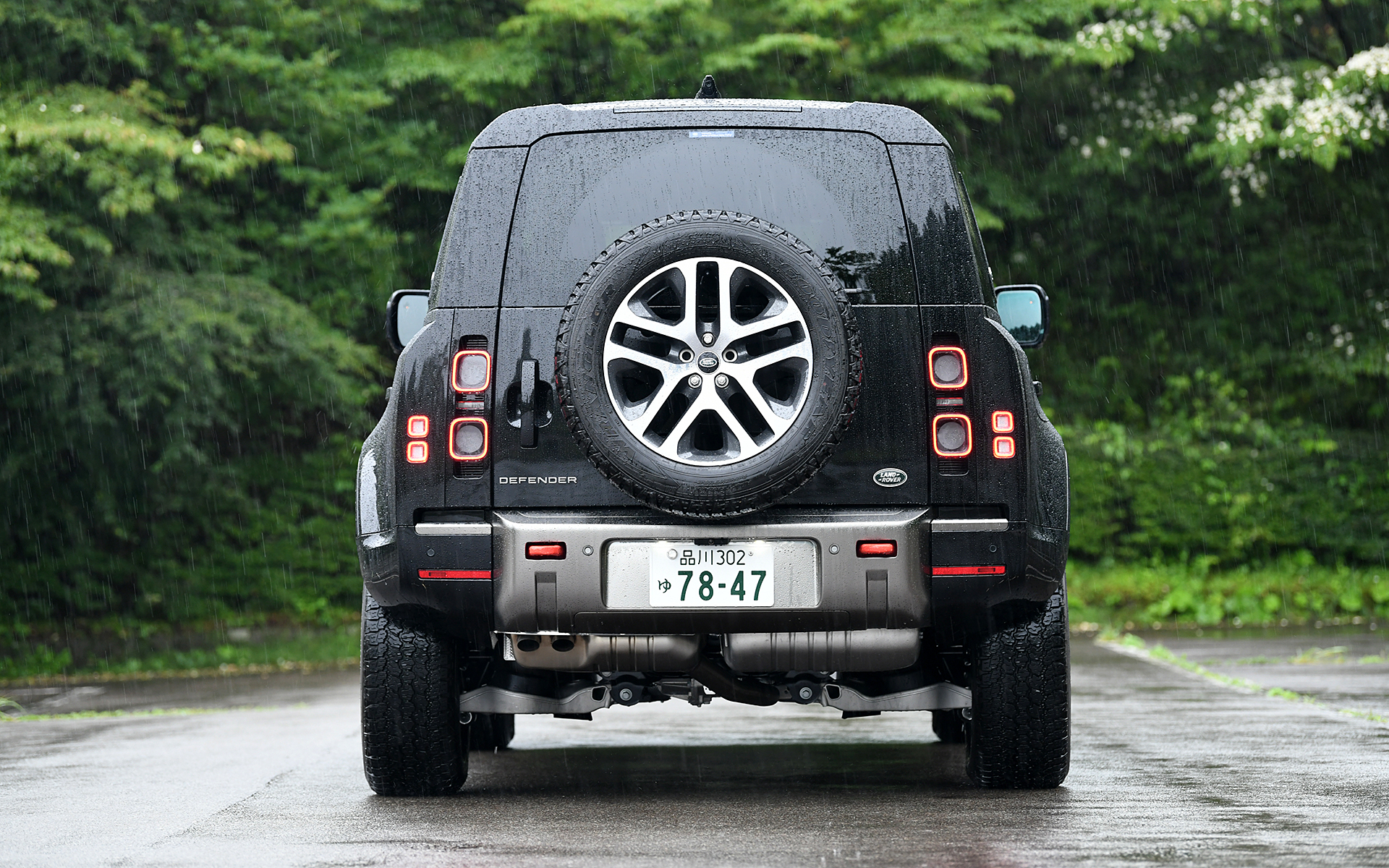 ボディサイズは4945×1995×1970mm（全長×全幅×全高）、ホイールベースは3020mm。車両重量は2420kg。20インチ“スタイル5095”5スプリットスポーク（グロスダークグレイコントラストダイヤモンドターンドフィニッシュ）に装着するのは、255/60R20サイズのグッドイヤー「ラングラー オールテレーン アドベンチャー」