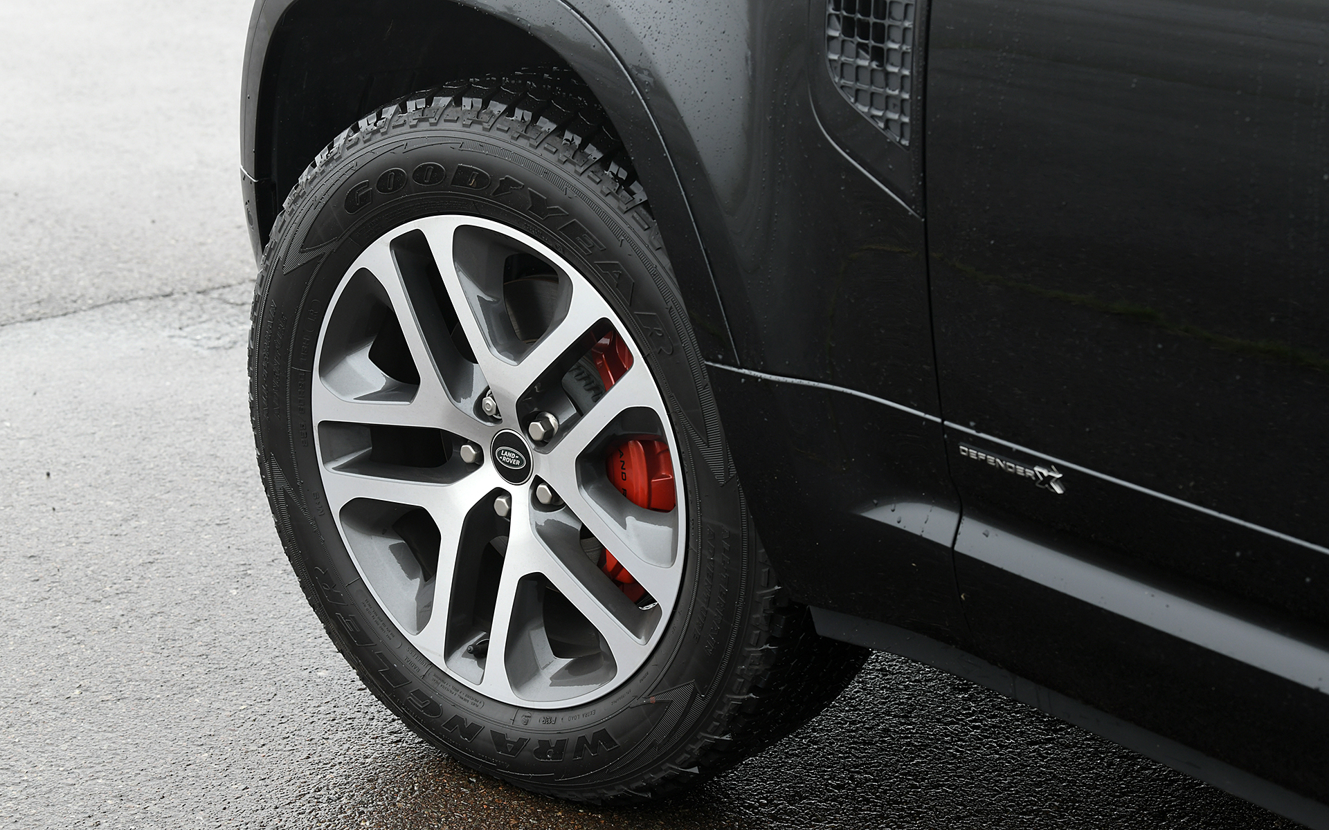 ボディサイズは4945×1995×1970mm（全長×全幅×全高）、ホイールベースは3020mm。車両重量は2420kg。20インチ“スタイル5095”5スプリットスポーク（グロスダークグレイコントラストダイヤモンドターンドフィニッシュ）に装着するのは、255/60R20サイズのグッドイヤー「ラングラー オールテレーン アドベンチャー」