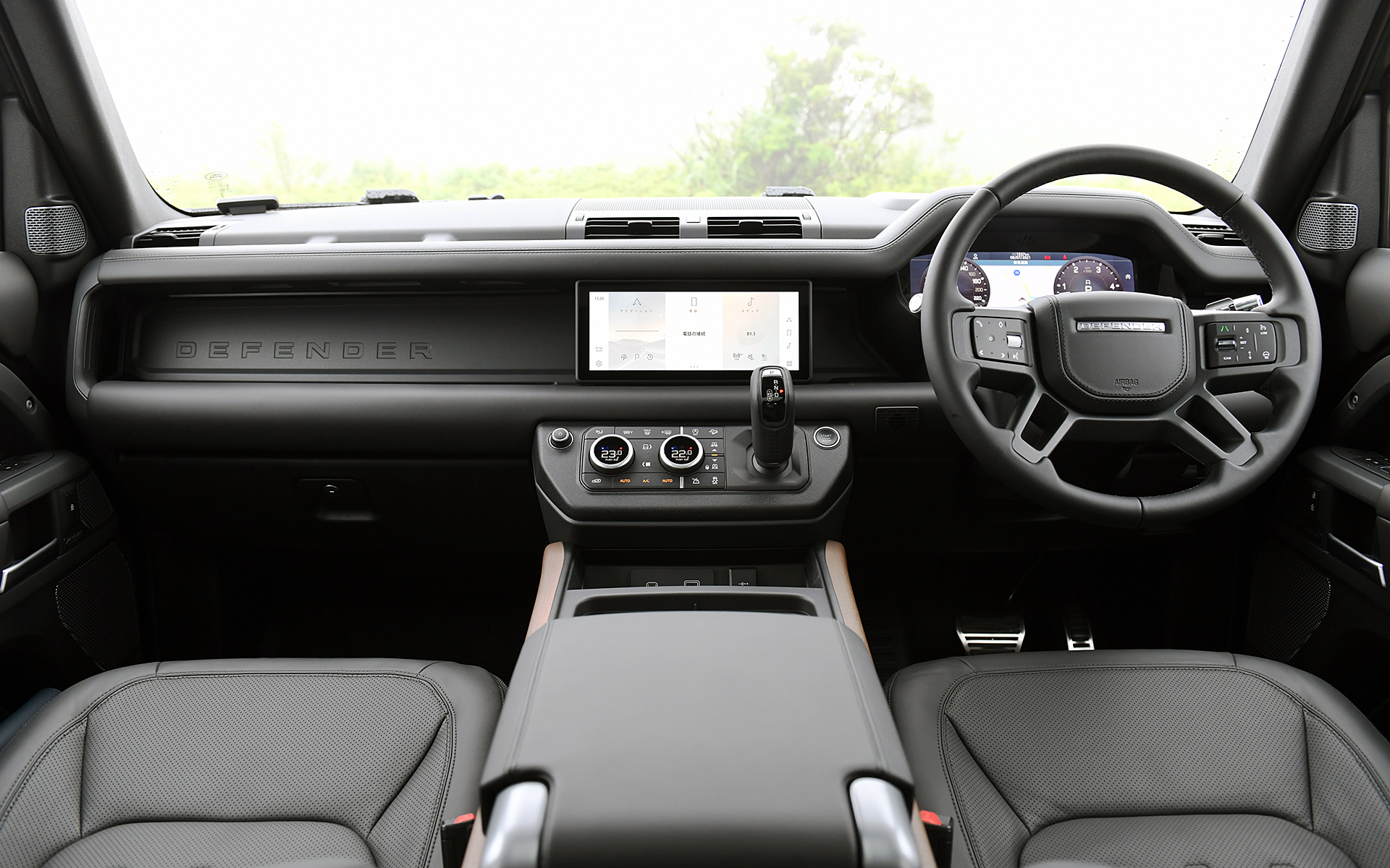 広い車内は最新インフォティメントシステムの「Pivi Pro」やグラフィカルなメーターといった先進的なアイテムと、グリップを思わせる水平基調のインパネが醸し出す道具感が絶妙に調和したインテリア。各所に用いられたウッドとレザーが高級感を演出している