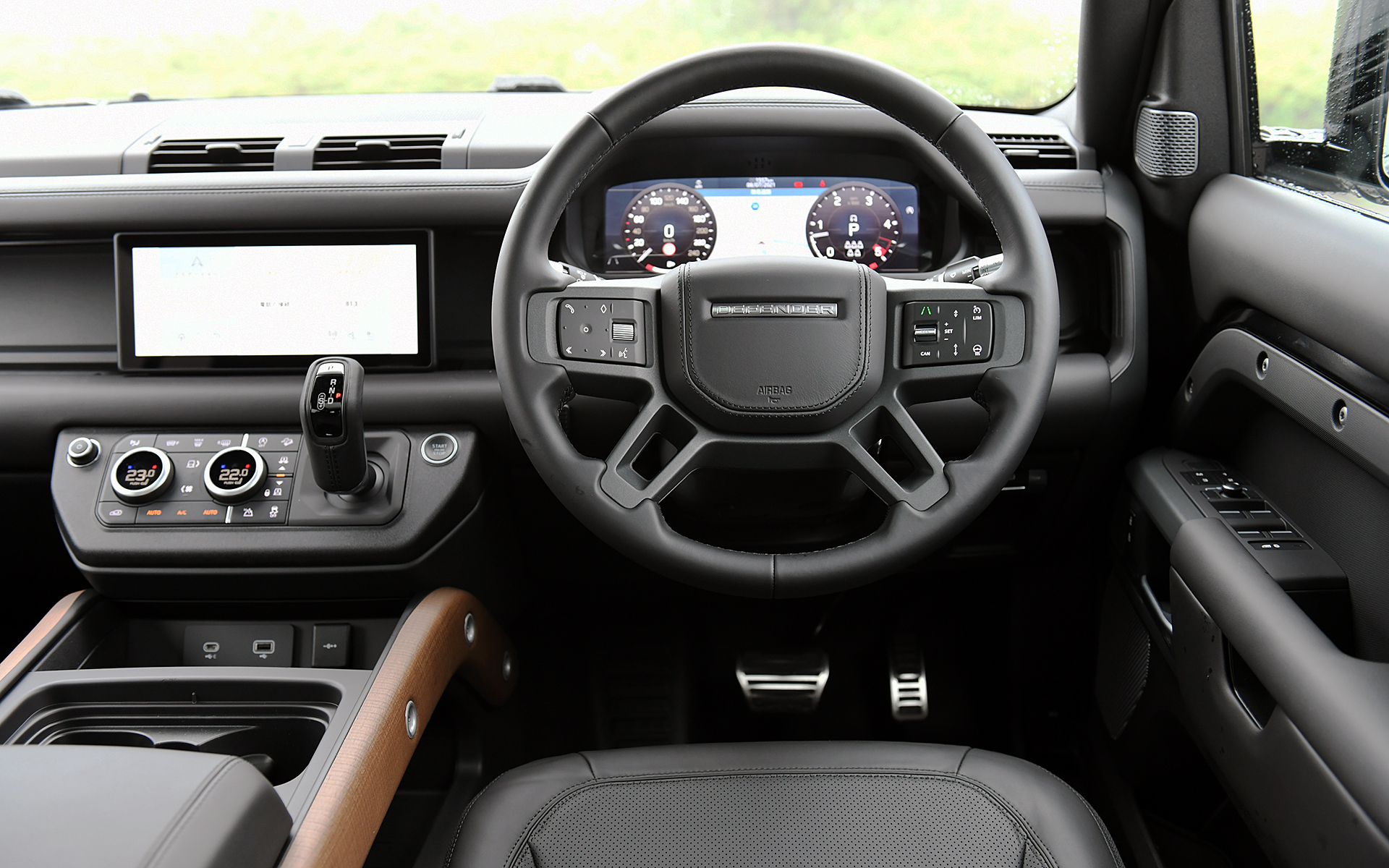 広い車内は最新インフォティメントシステムの「Pivi Pro」やグラフィカルなメーターといった先進的なアイテムと、グリップを思わせる水平基調のインパネが醸し出す道具感が絶妙に調和したインテリア。各所に用いられたウッドとレザーが高級感を演出している