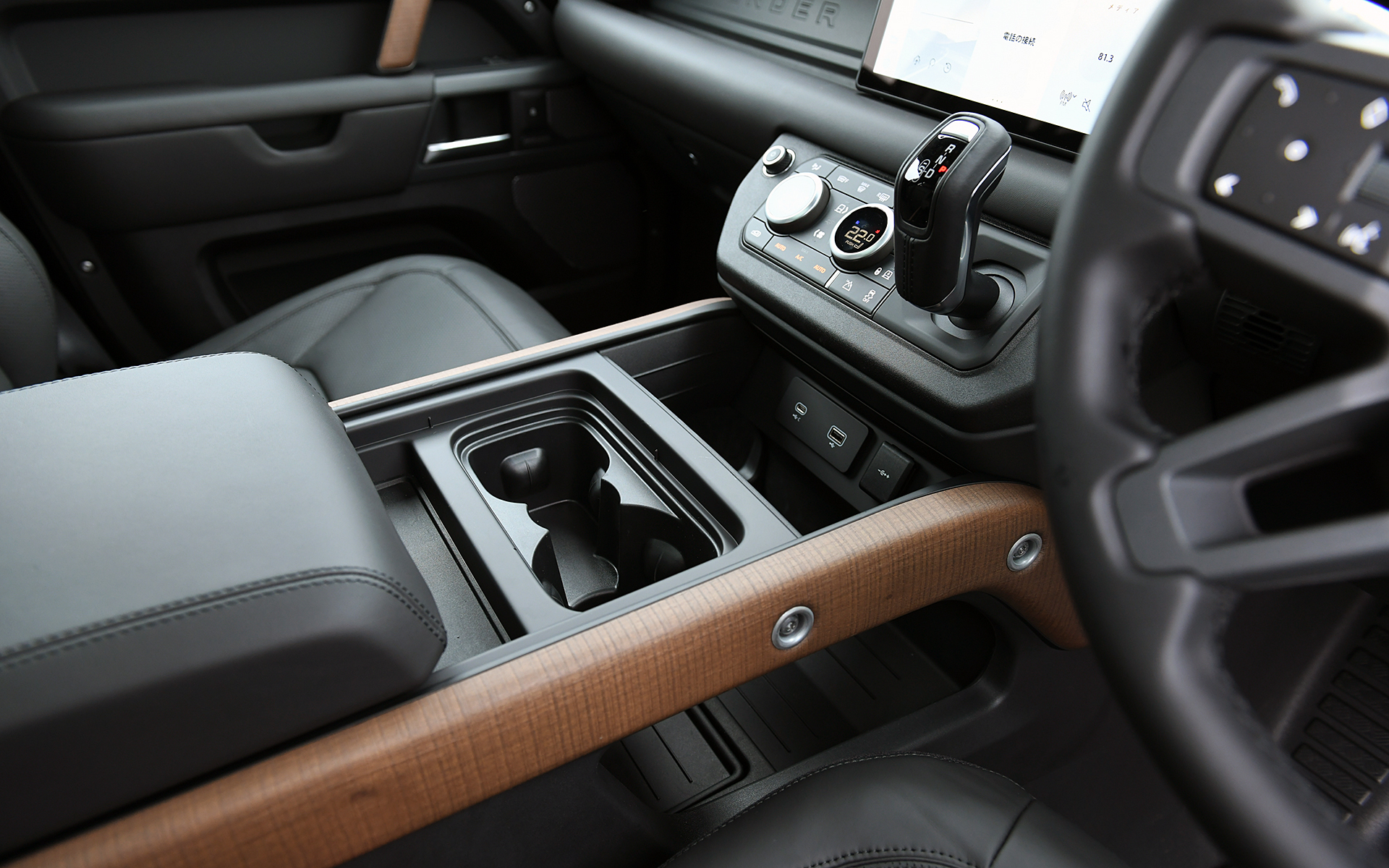 広い車内は最新インフォティメントシステムの「Pivi Pro」やグラフィカルなメーターといった先進的なアイテムと、グリップを思わせる水平基調のインパネが醸し出す道具感が絶妙に調和したインテリア。各所に用いられたウッドとレザーが高級感を演出している