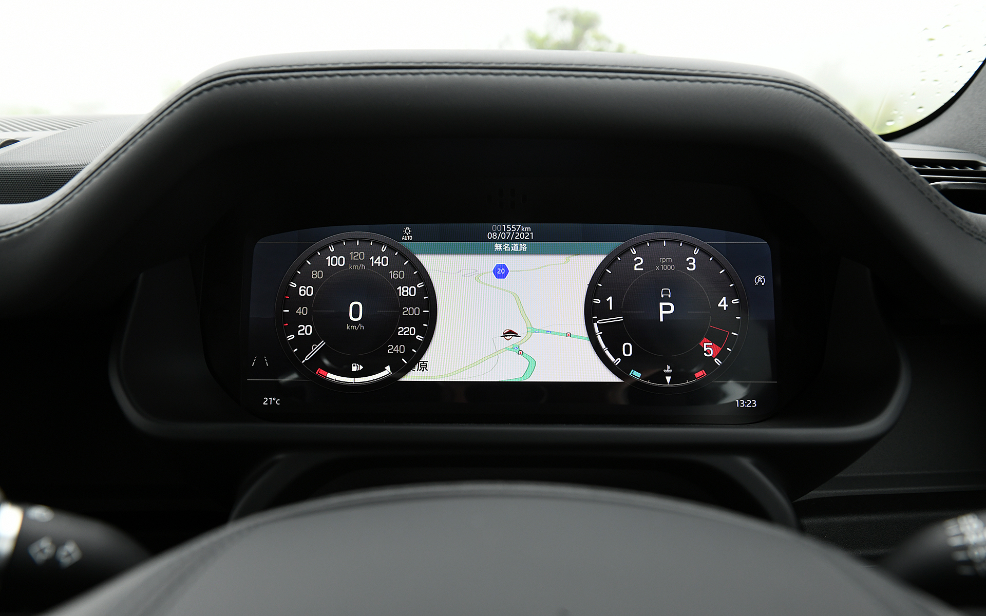 広い車内は最新インフォティメントシステムの「Pivi Pro」やグラフィカルなメーターといった先進的なアイテムと、グリップを思わせる水平基調のインパネが醸し出す道具感が絶妙に調和したインテリア。各所に用いられたウッドとレザーが高級感を演出している