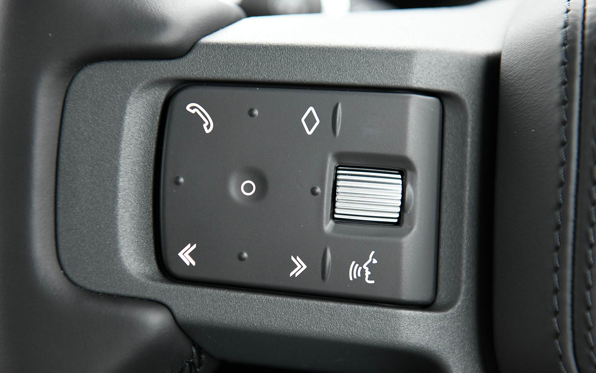 広い車内は最新インフォティメントシステムの「Pivi Pro」やグラフィカルなメーターといった先進的なアイテムと、グリップを思わせる水平基調のインパネが醸し出す道具感が絶妙に調和したインテリア。各所に用いられたウッドとレザーが高級感を演出している