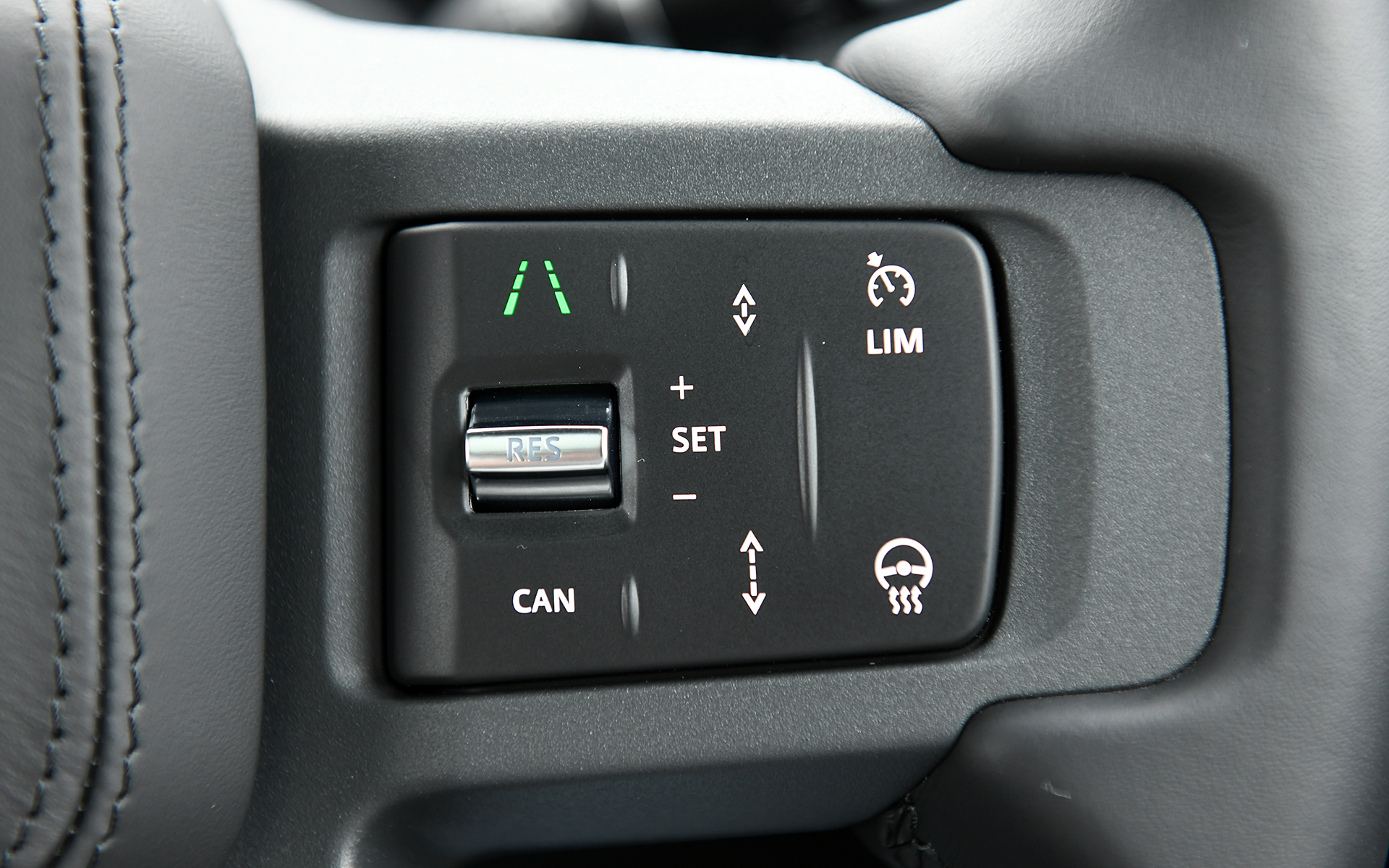 広い車内は最新インフォティメントシステムの「Pivi Pro」やグラフィカルなメーターといった先進的なアイテムと、グリップを思わせる水平基調のインパネが醸し出す道具感が絶妙に調和したインテリア。各所に用いられたウッドとレザーが高級感を演出している