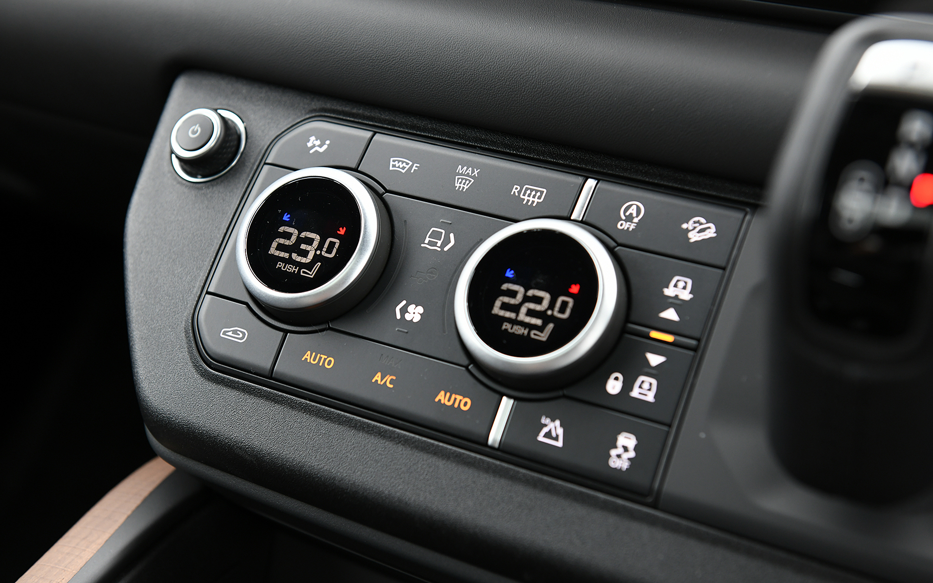 広い車内は最新インフォティメントシステムの「Pivi Pro」やグラフィカルなメーターといった先進的なアイテムと、グリップを思わせる水平基調のインパネが醸し出す道具感が絶妙に調和したインテリア。各所に用いられたウッドとレザーが高級感を演出している