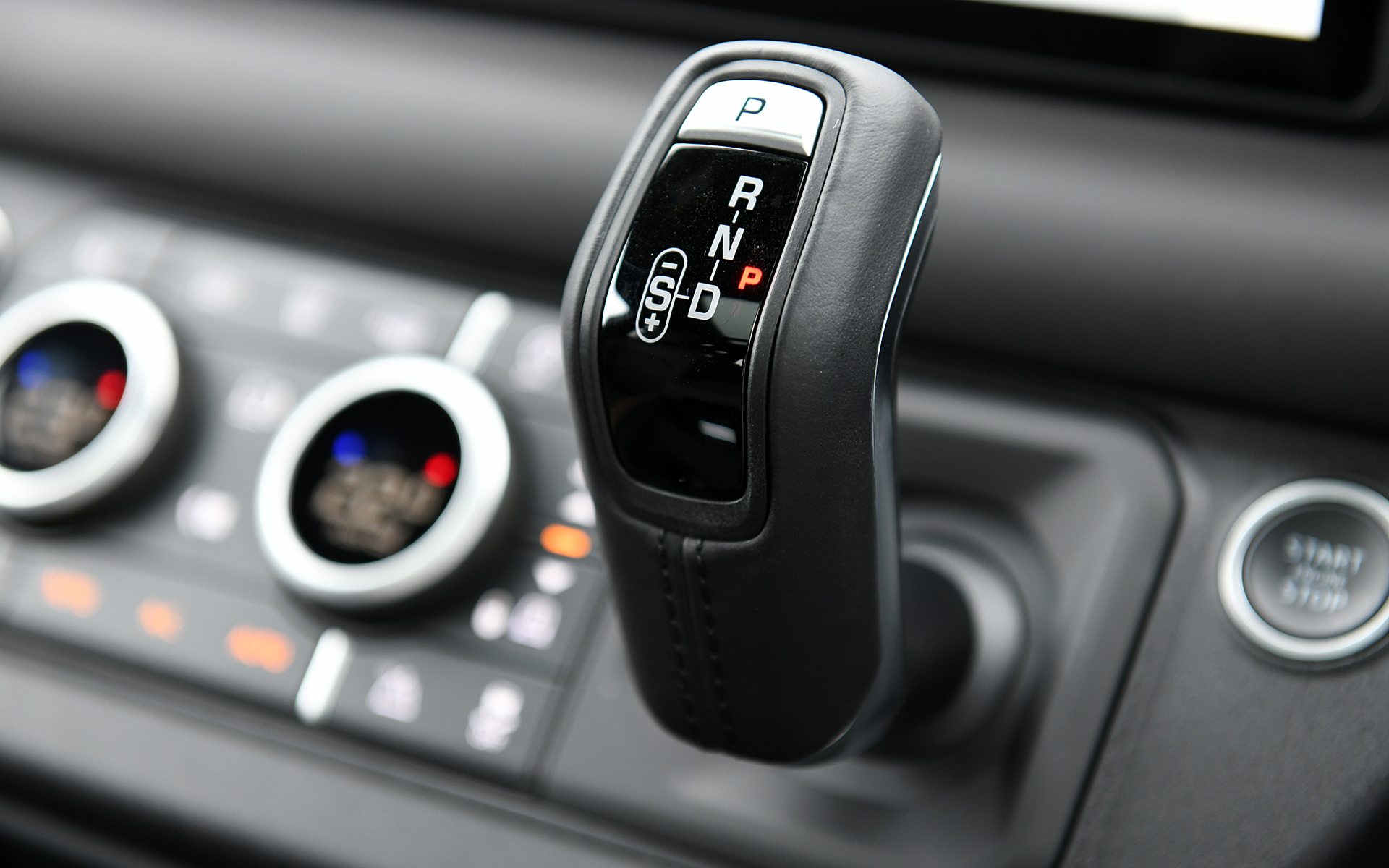 広い車内は最新インフォティメントシステムの「Pivi Pro」やグラフィカルなメーターといった先進的なアイテムと、グリップを思わせる水平基調のインパネが醸し出す道具感が絶妙に調和したインテリア。各所に用いられたウッドとレザーが高級感を演出している