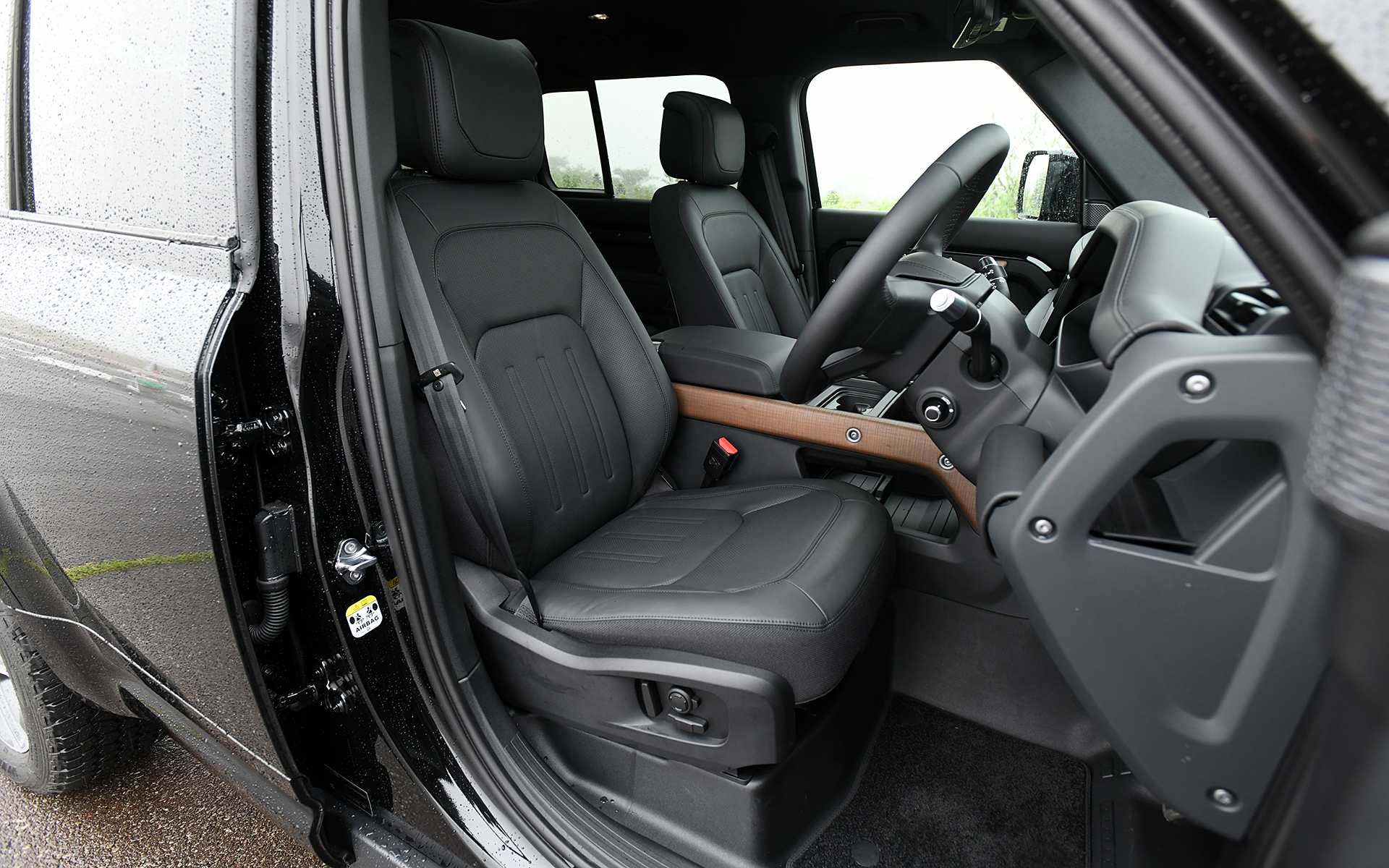 ウィンザーレザー＆スチールカットプレミアムテキスタイルのシート。3列目を追加して5＋2シートにすることもできる