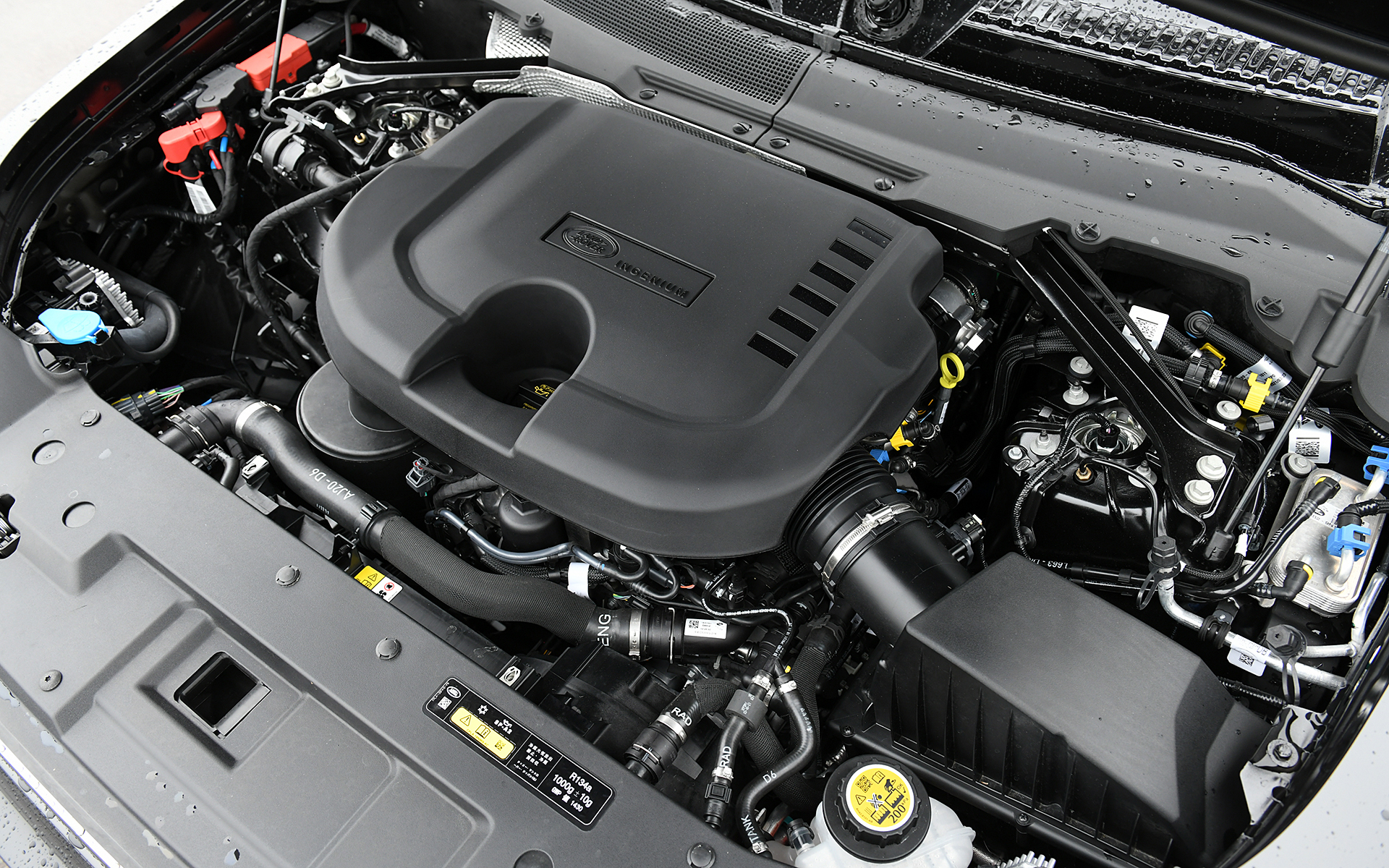 最高出力221kW（300PS）/4000rpm、最大トルク650Nm/1500-2500rpmを発生する直列6気筒DOHC 3.0リッターターボエンジンに、最高出力18kW/1万rpm、最大トルク55Nm/1500rpmを発生する48Vモーターを組み合わせるマイルドハイブリッドシステムを搭載。トランスミッションには8速ATを採用する。WLTCモード燃費は9.9km/L