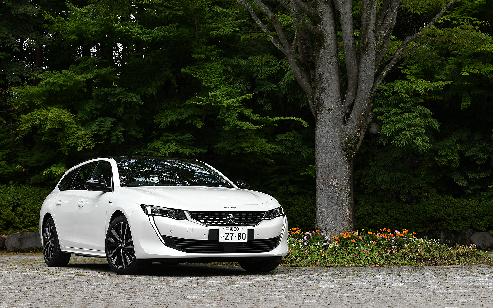 プジョー「508 SW GT HYBRID」。価格は633万6000円。ボディカラーはパール・ホワイト