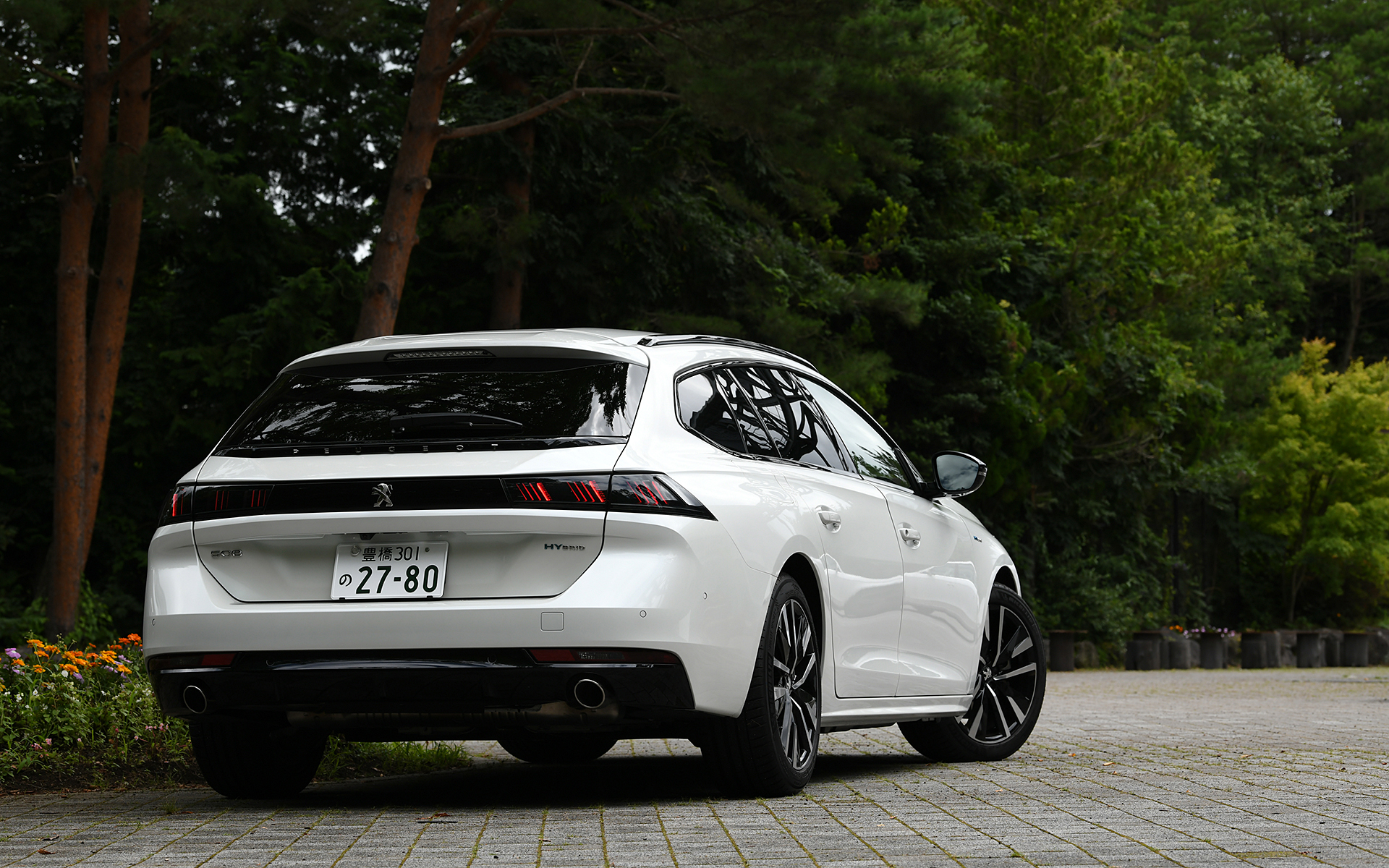 プジョー「508 SW GT HYBRID」。価格は633万6000円。ボディカラーはパール・ホワイト