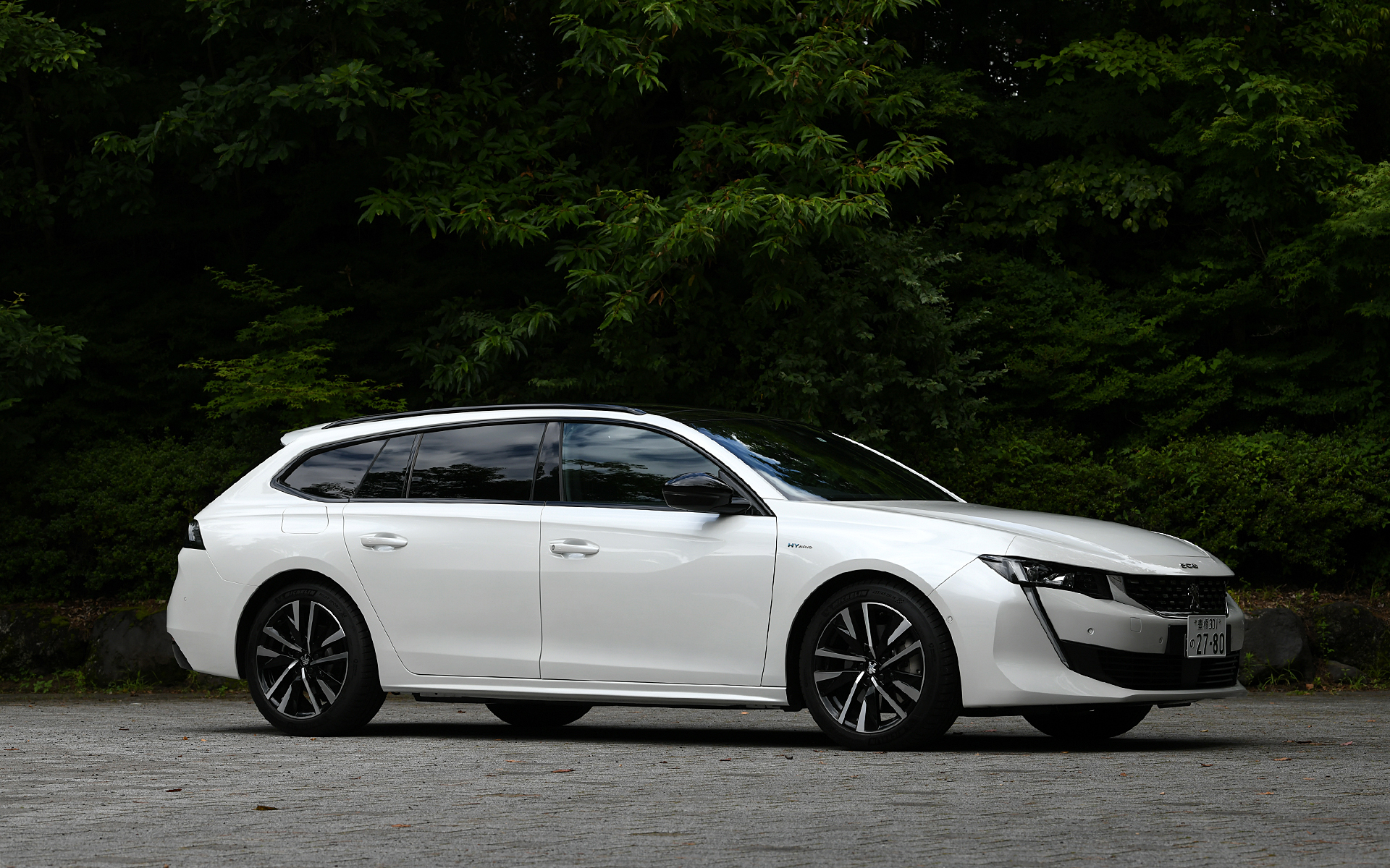 ボディサイズは4790×1860×1420mm（全長×全幅×全高）、ホイールベースは2800mm。車両重量は1820kgで、パノラミックサンルーフを装着する試乗車は1850kgとなる。タイヤはミシュラン「PILOT SPORT 4」の235/45ZR18サイズで、18インチアロイホイール［SPERONE］との組み合わせ