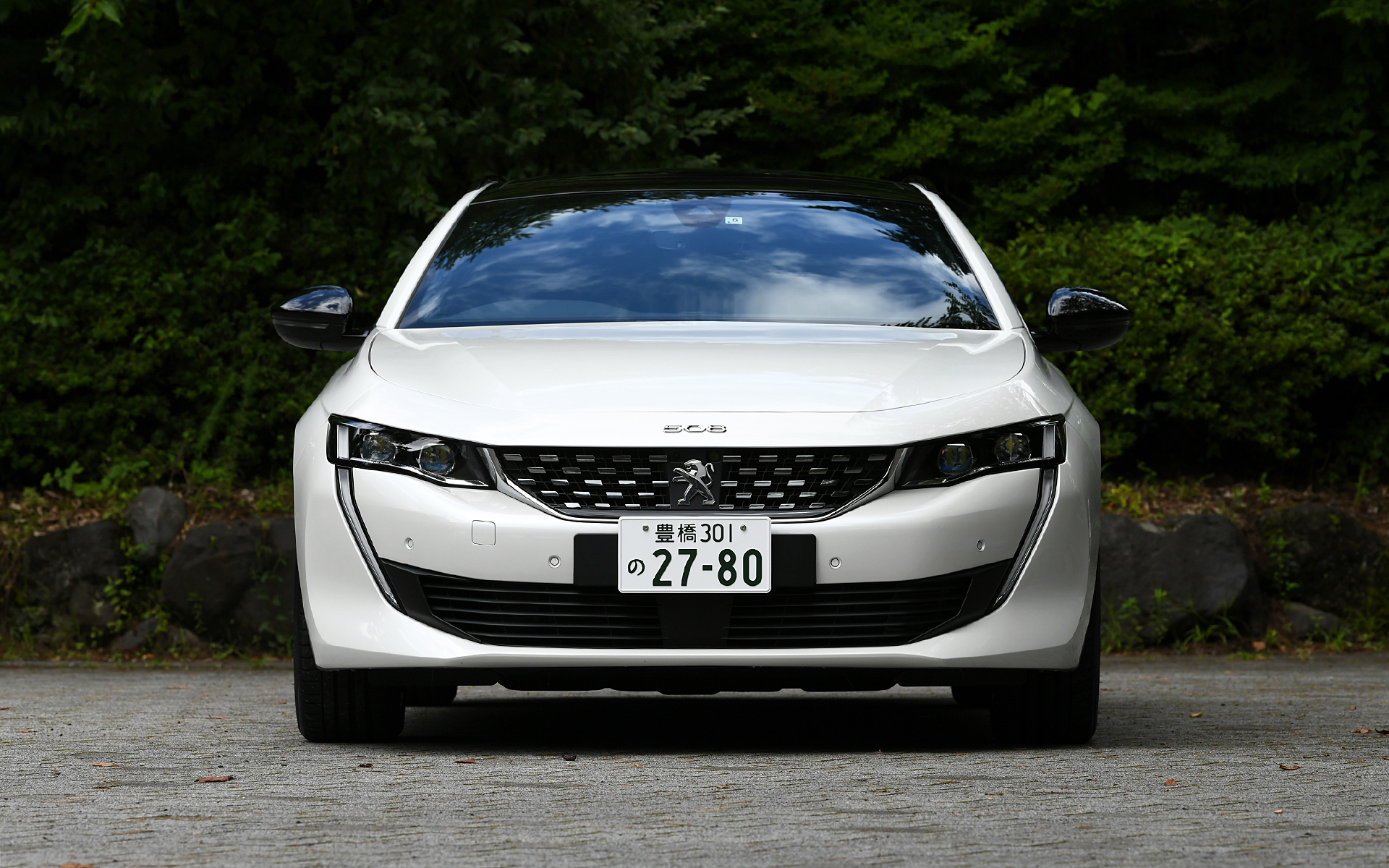 ボディサイズは4790×1860×1420mm（全長×全幅×全高）、ホイールベースは2800mm。車両重量は1820kgで、パノラミックサンルーフを装着する試乗車は1850kgとなる。タイヤはミシュラン「PILOT SPORT 4」の235/45ZR18サイズで、18インチアロイホイール［SPERONE］との組み合わせ