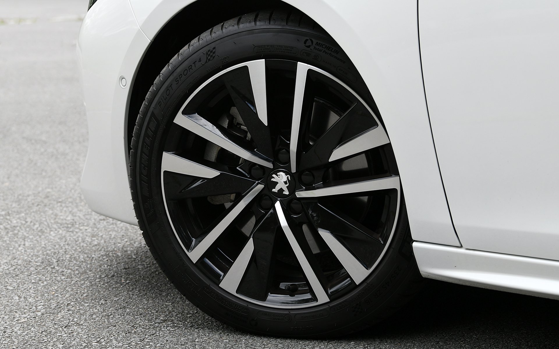 ボディサイズは4790×1860×1420mm（全長×全幅×全高）、ホイールベースは2800mm。車両重量は1820kgで、パノラミックサンルーフを装着する試乗車は1850kgとなる。タイヤはミシュラン「PILOT SPORT 4」の235/45ZR18サイズで、18インチアロイホイール［SPERONE］との組み合わせ