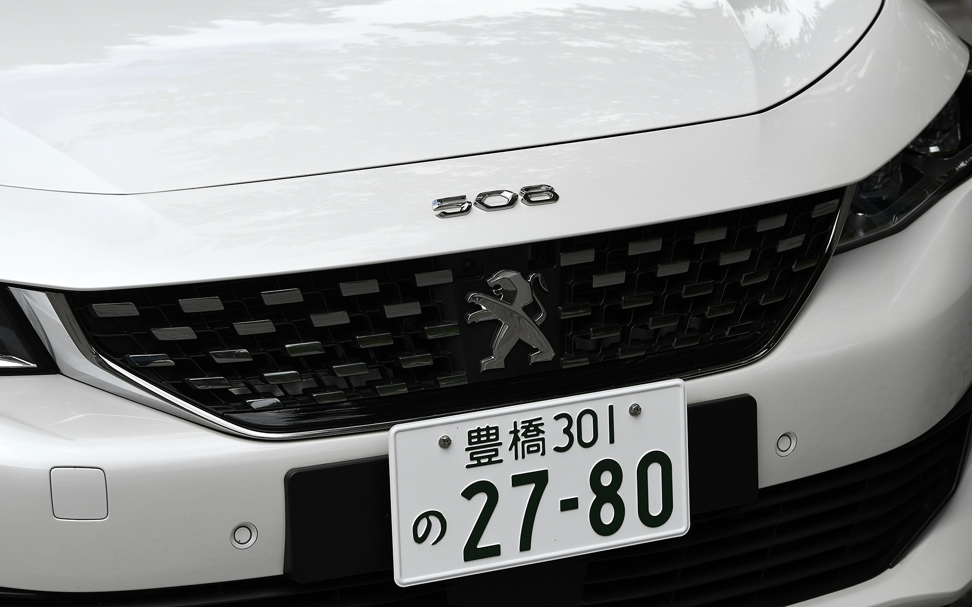 サーベルの牙をイメージしたデイタイムランニングライトや、ライオンのかぎ爪をモチーフにデザインされたリアコンビネーションランプがエクステリアデザインの特徴。ライトまわりはすべてLED化されている。フェンダーやリアゲートにはHYBRIDのエンブレムを装着。オプションのパノラミックサンルーフは前半分がオープンするタイプ