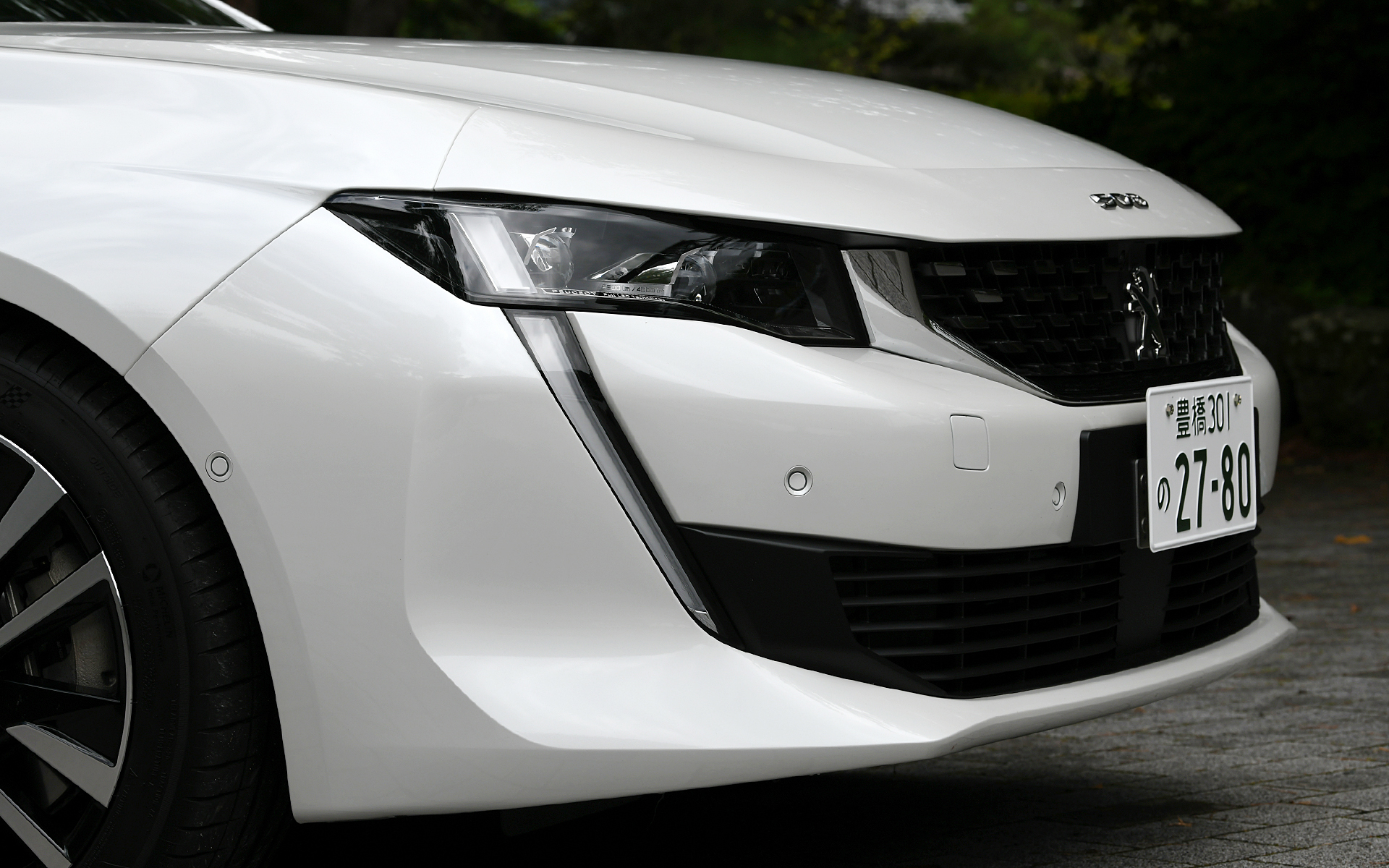 サーベルの牙をイメージしたデイタイムランニングライトや、ライオンのかぎ爪をモチーフにデザインされたリアコンビネーションランプがエクステリアデザインの特徴。ライトまわりはすべてLED化されている。フェンダーやリアゲートにはHYBRIDのエンブレムを装着。オプションのパノラミックサンルーフは前半分がオープンするタイプ