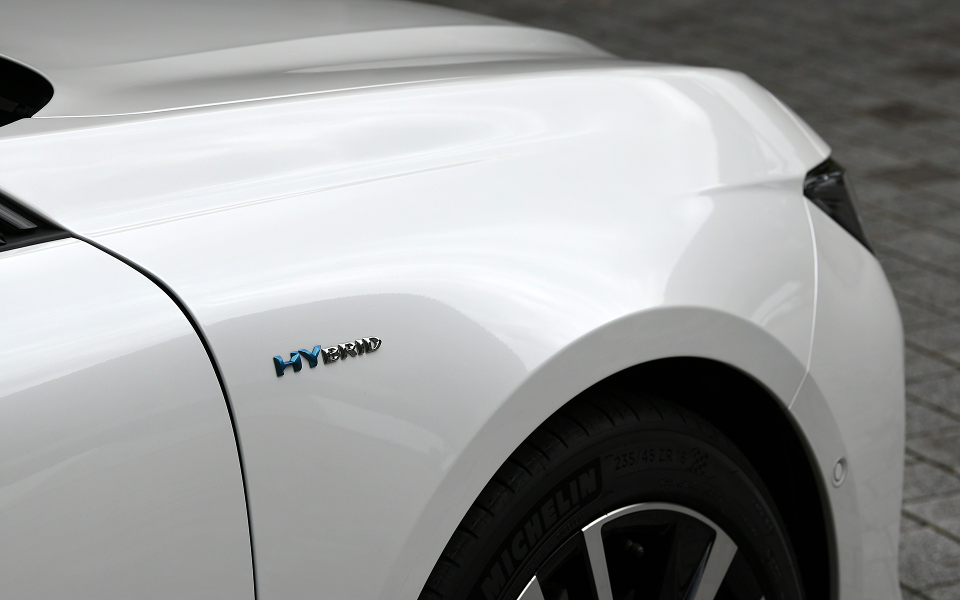 サーベルの牙をイメージしたデイタイムランニングライトや、ライオンのかぎ爪をモチーフにデザインされたリアコンビネーションランプがエクステリアデザインの特徴。ライトまわりはすべてLED化されている。フェンダーやリアゲートにはHYBRIDのエンブレムを装着。オプションのパノラミックサンルーフは前半分がオープンするタイプ