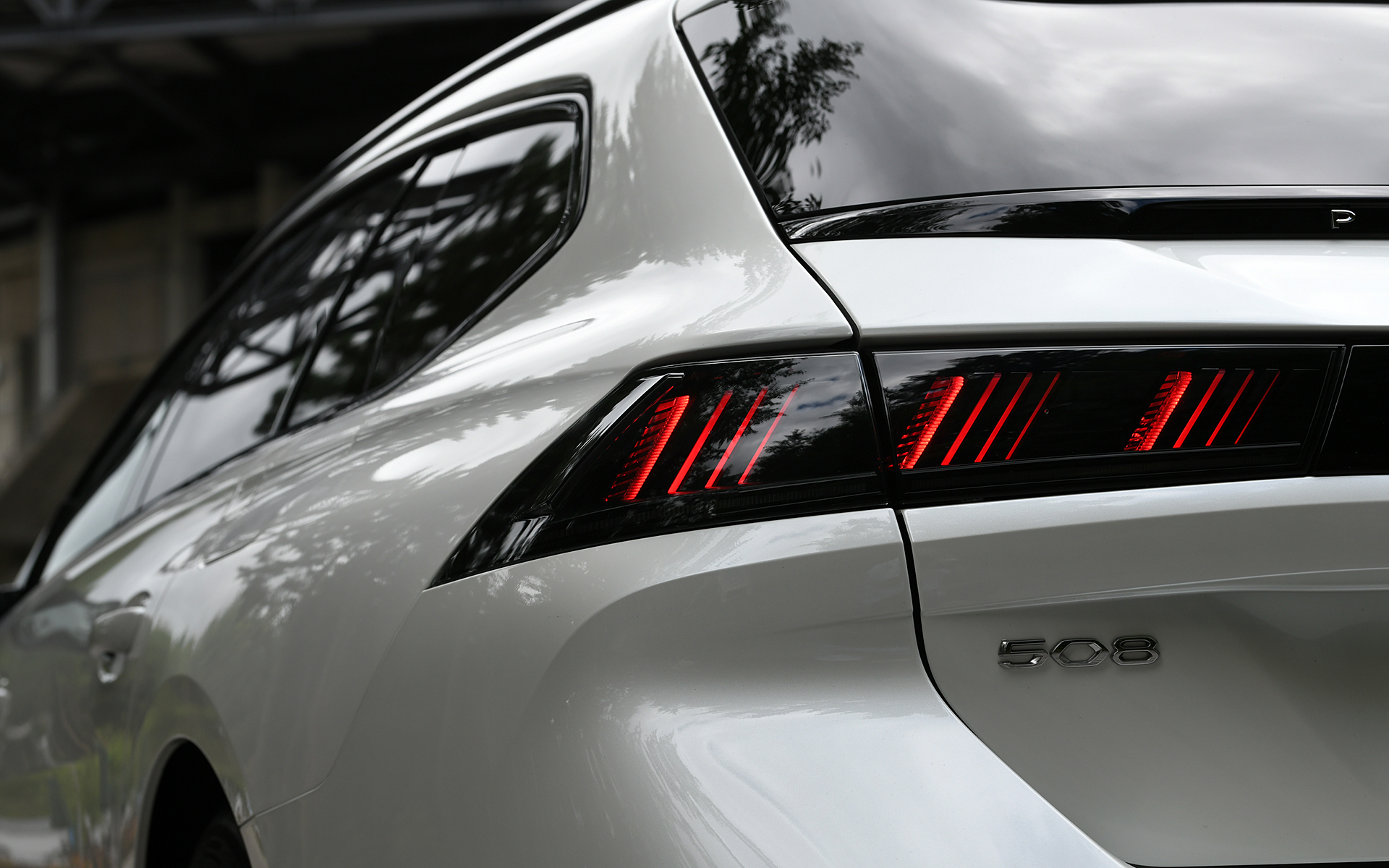 サーベルの牙をイメージしたデイタイムランニングライトや、ライオンのかぎ爪をモチーフにデザインされたリアコンビネーションランプがエクステリアデザインの特徴。ライトまわりはすべてLED化されている。フェンダーやリアゲートにはHYBRIDのエンブレムを装着。オプションのパノラミックサンルーフは前半分がオープンするタイプ