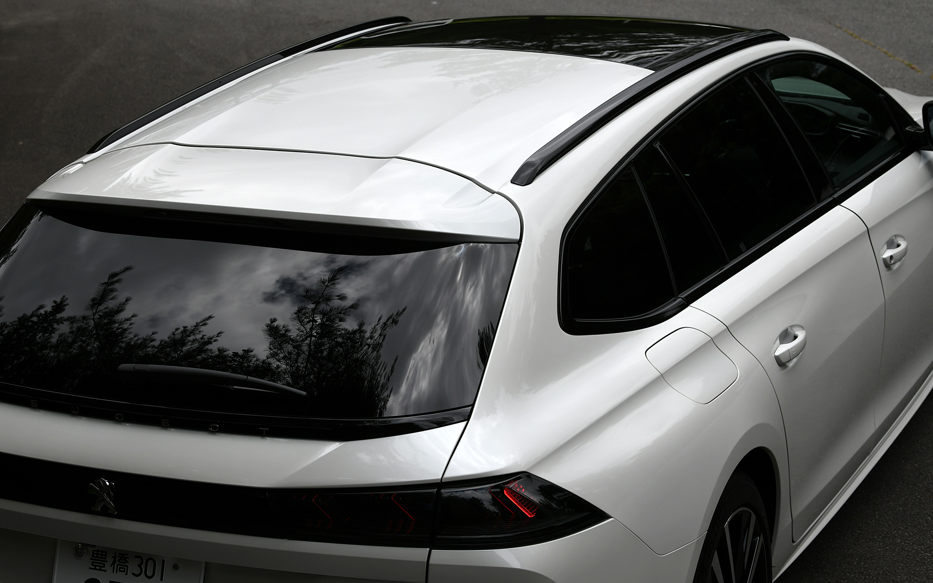 サーベルの牙をイメージしたデイタイムランニングライトや、ライオンのかぎ爪をモチーフにデザインされたリアコンビネーションランプがエクステリアデザインの特徴。ライトまわりはすべてLED化されている。フェンダーやリアゲートにはHYBRIDのエンブレムを装着。オプションのパノラミックサンルーフは前半分がオープンするタイプ