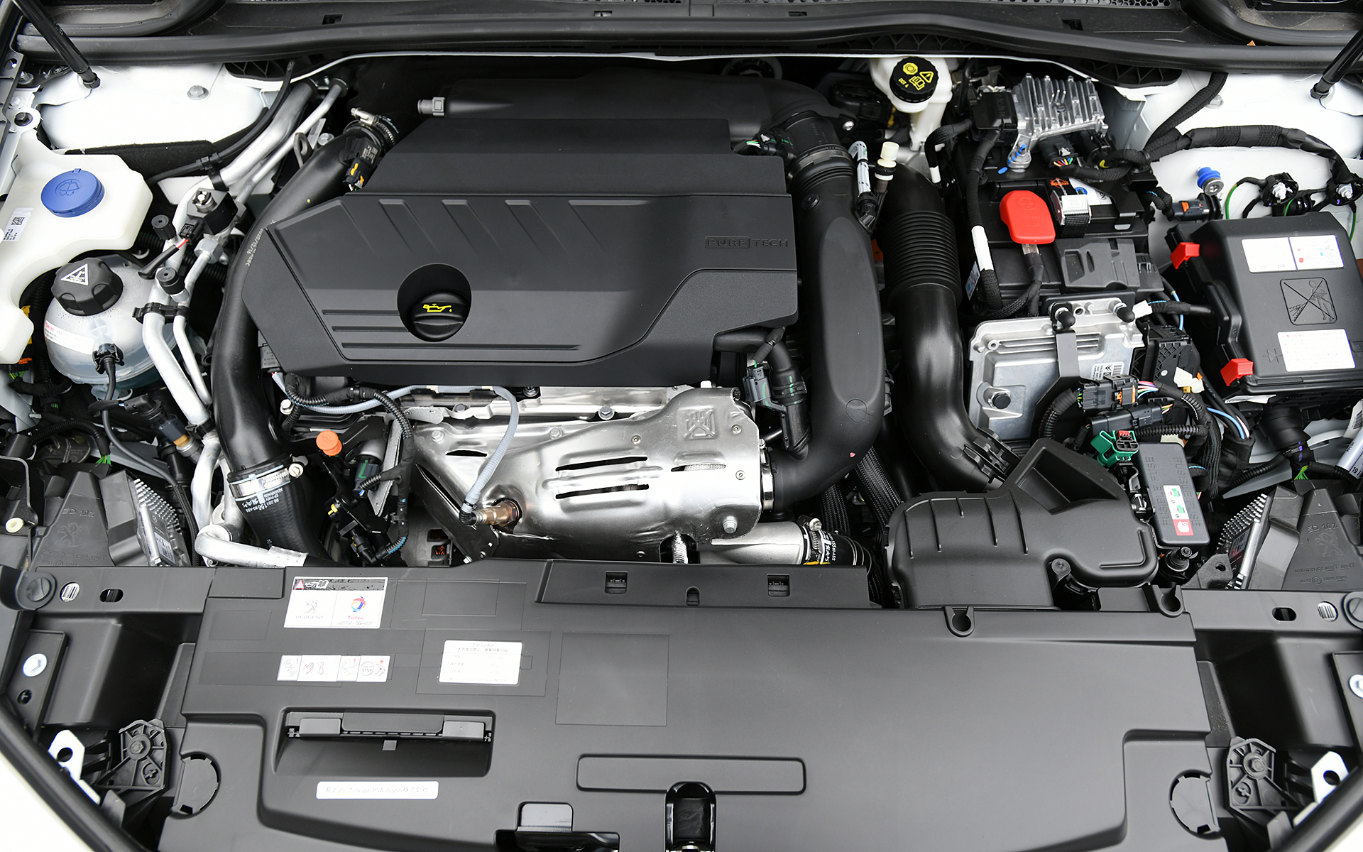 パワートレーンは、最高出力133kW(180PS)/6000rpm、最大トルク300Nm/3000rpmを発生する直列4気筒DOHC 1.6リッターターボエンジンに、最高出力81kW(110PS)/2500rpm、最大トルク320Nm/500-2500rpmを発生するモーターを組み合わせる。トランスミッションは8速ATで、駆動方式は2WD(FF)。総電力量11.8kWhのリチウムイオン電池を搭載し、満充電までにかかる時間は、出力3kWの充電器で約5時間、出力6kWの充電器で約2.5時間となる。WLTCモードでのハイブリッド燃費は15.5km/L、EV走行換算距離は56km