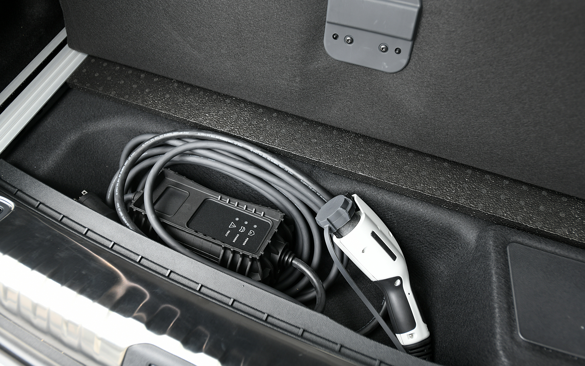 パワートレーンは、最高出力133kW（180PS）/6000rpm、最大トルク300Nm/3000rpmを発生する直列4気筒DOHC 1.6リッターターボエンジンに、最高出力81kW（110PS）/2500rpm、最大トルク320Nm/500-2500rpmを発生するモーターを組み合わせる。トランスミッションは8速ATで、駆動方式は2WD（FF）。総電力量11.8kWhのリチウムイオン電池を搭載し、満充電までにかかる時間は、出力3kWの充電器で約5時間、出力6kWの充電器で約2.5時間となる。WLTCモードでのハイブリッド燃費は15.5km/L、EV走行換算距離は56km