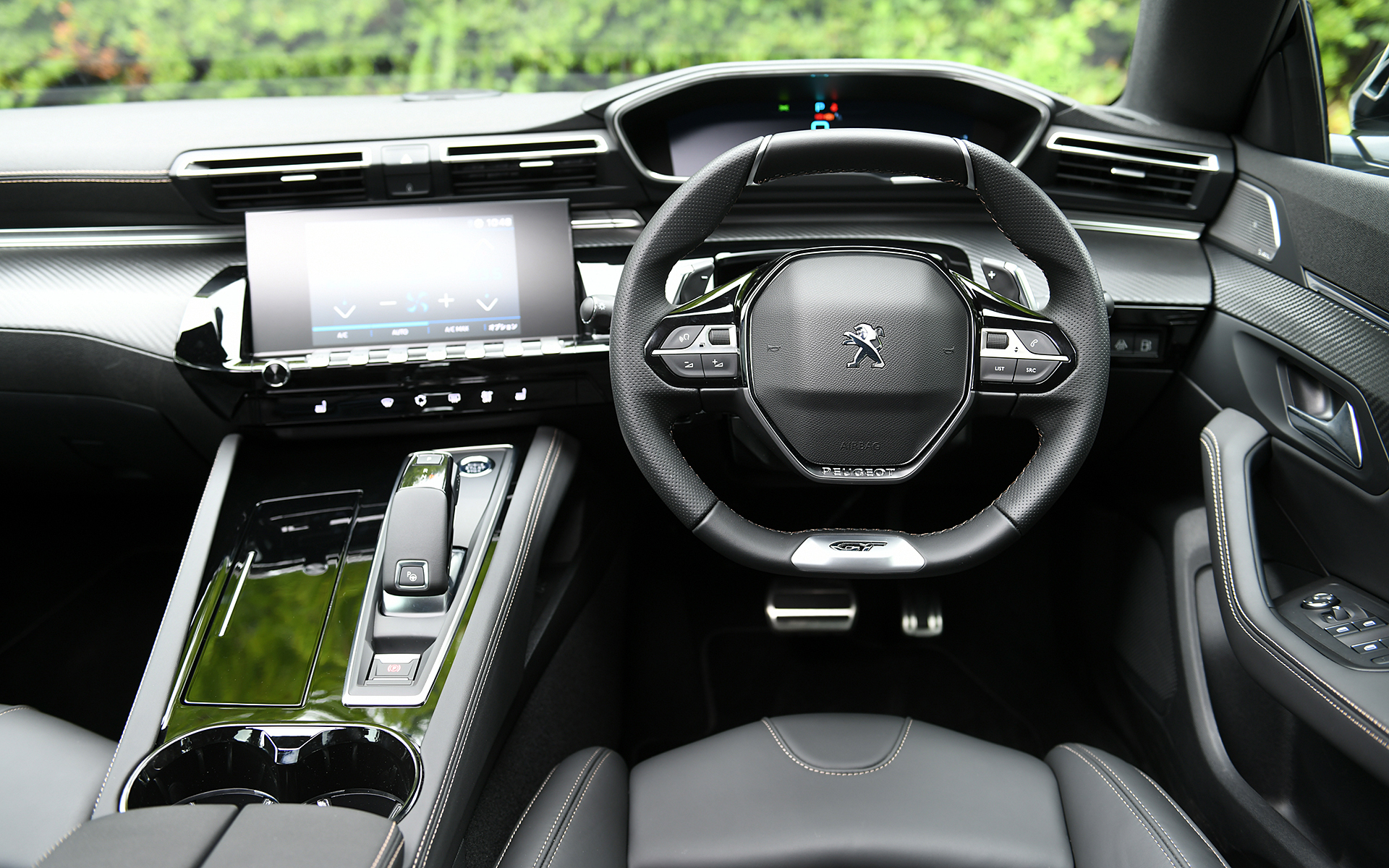 プジョーオリジナルの「i-Cockpit」を採用し、小径ハンドルの上からメーターを覗く独特のインテリア。トグルスイッチが独特の雰囲気を醸し出している