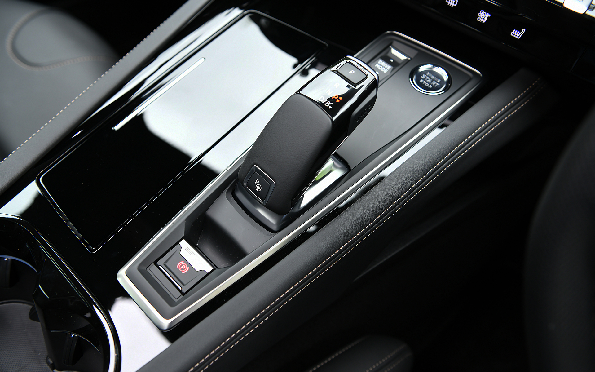 プジョーオリジナルの「i-Cockpit」を採用し、小径ハンドルの上からメーターを覗く独特のインテリア。トグルスイッチが独特の雰囲気を醸し出している