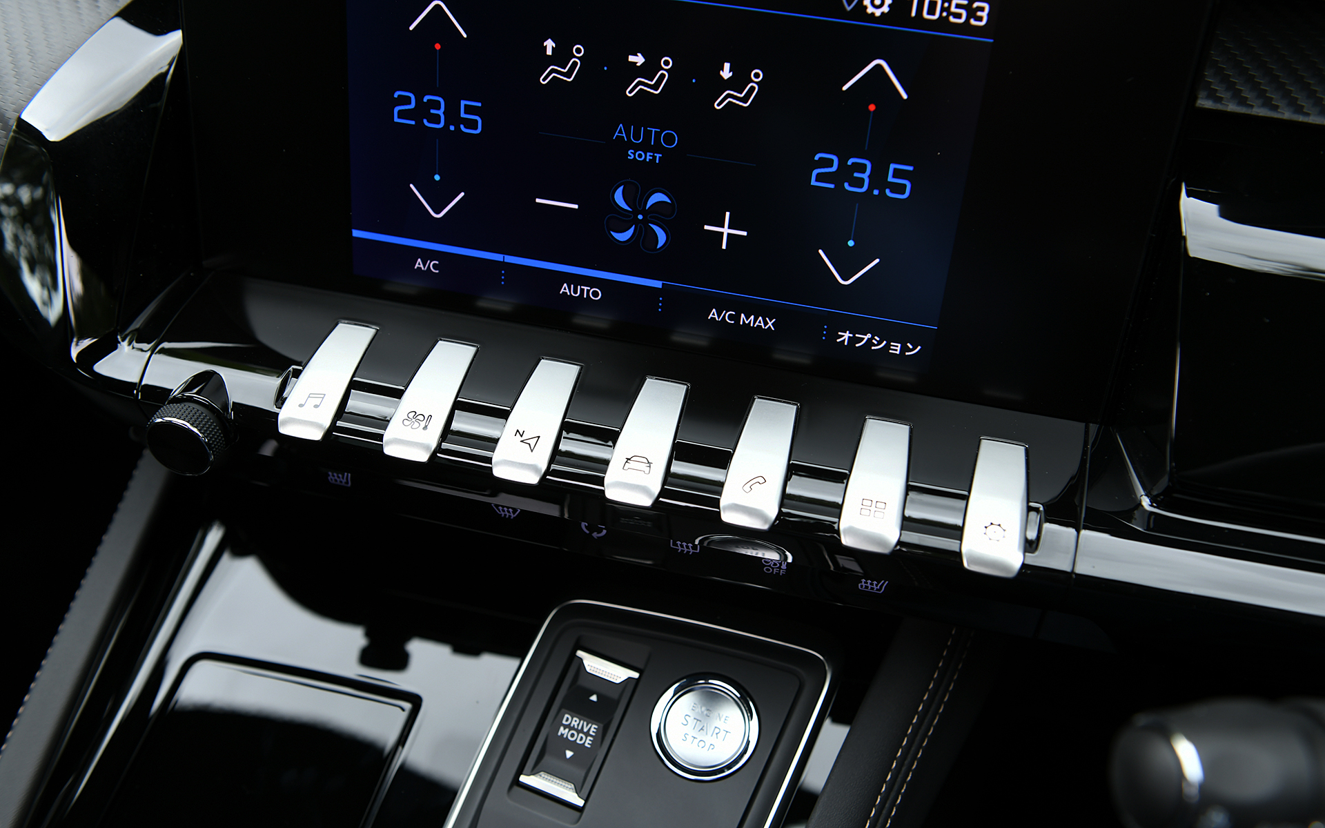 プジョーオリジナルの「i-Cockpit」を採用し、小径ハンドルの上からメーターを覗く独特のインテリア。トグルスイッチが独特の雰囲気を醸し出している