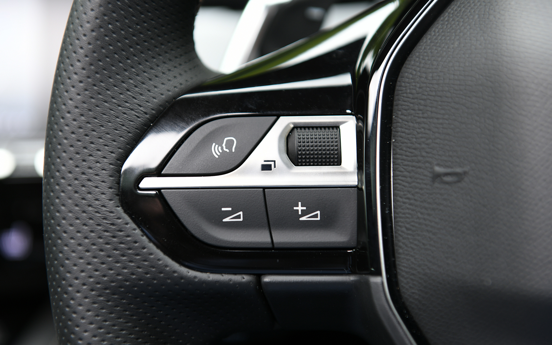 プジョーオリジナルの「i-Cockpit」を採用し、小径ハンドルの上からメーターを覗く独特のインテリア。トグルスイッチが独特の雰囲気を醸し出している