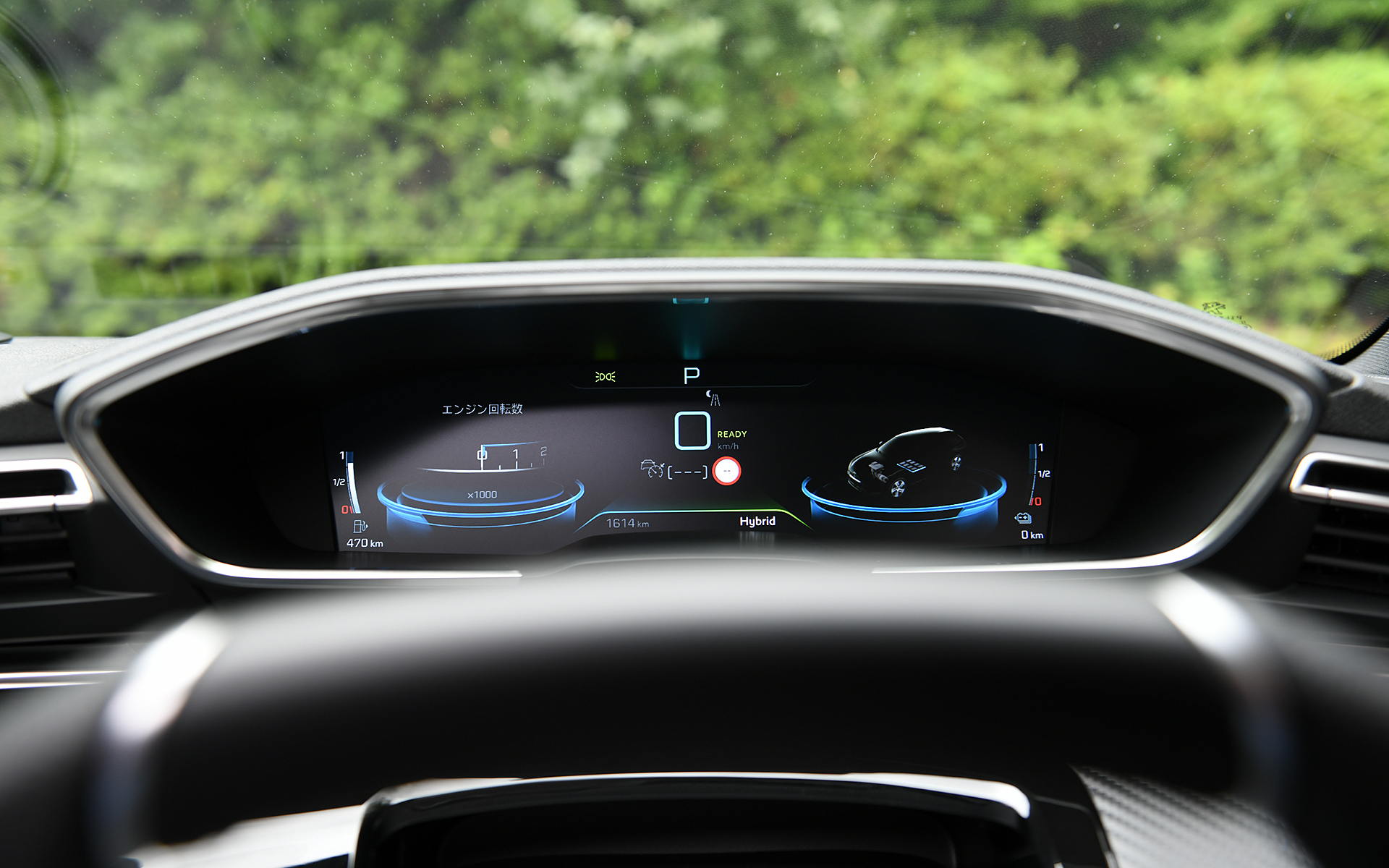 プジョーオリジナルの「i-Cockpit」を採用し、小径ハンドルの上からメーターを覗く独特のインテリア。トグルスイッチが独特の雰囲気を醸し出している