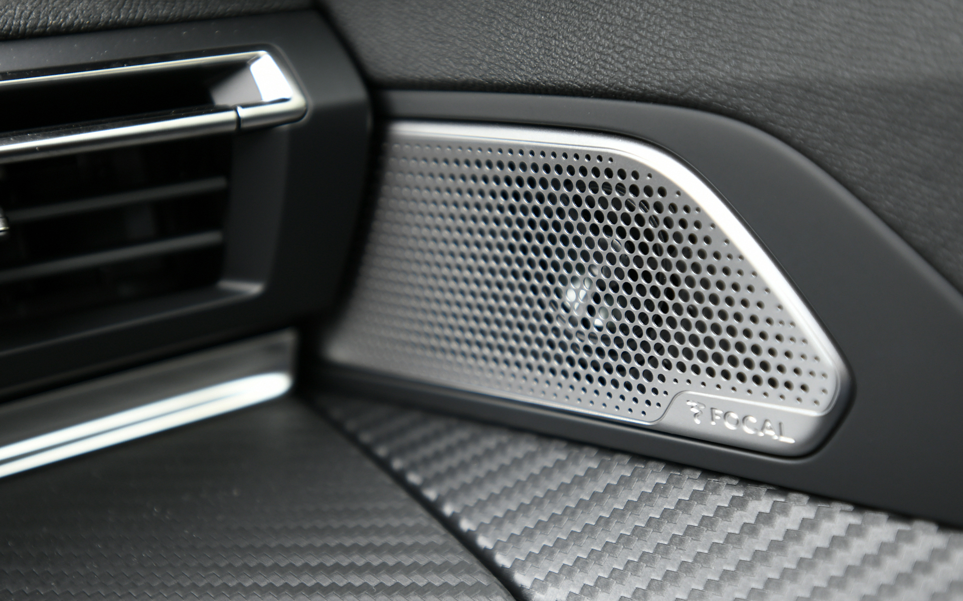 FOCALプレミアムHi-Fiシステムは508シリーズ全車に標準装備