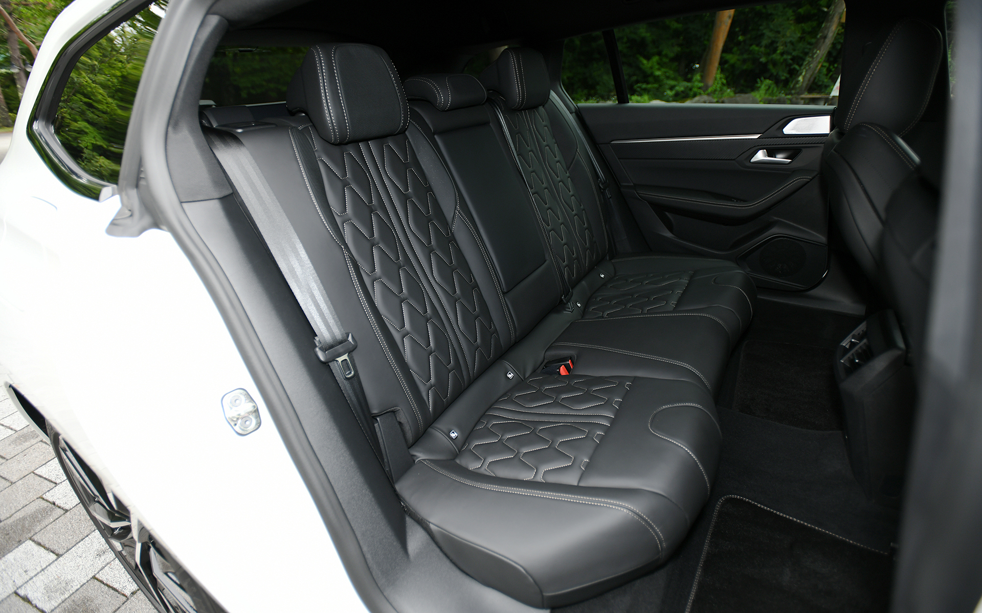 ドライバーを支えるサポート性能を備えつつ、上質な仕上げのナッパレザーシートが全車標準設定